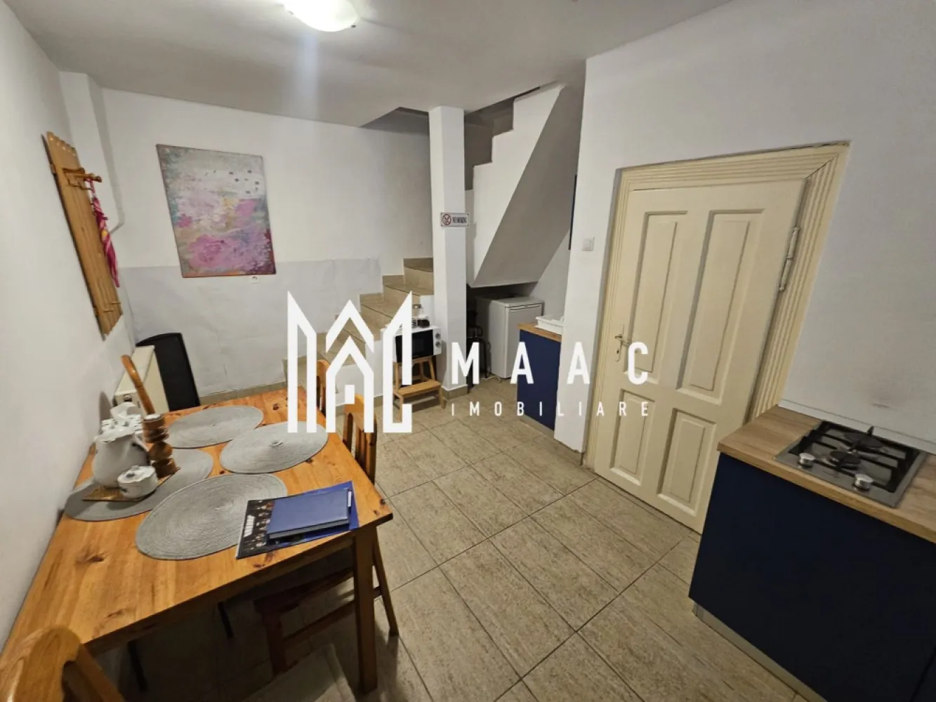 Casa individuala | 140 mp | Central | Afacere la cheie - MAAC Imobiliare vă prezintă o oportunitate deosebită: Casă in zona centrala de vânzare cu afacere inclusă.

Caracteristici principale:

Suprafață utilă: 140 mp
3 apartamente și un studio la mansardă, complet mobilate și utilate, fiecare cu finisaje premium

Dotări suplimentare:

Distribuție apartamente:

Primul apartament: Dormitor, chicinetă, living, cămară și baie
Al doilea apartament: 2 dormitoare, 2 băi, chicinetă și living open-space
Al treilea apartament: 2 dormitoare, bucătărie, baie și hol
Locație: Situată într-o zonă exclusivistă, aproape de facilități și centrul orașului, oferind un echilibru perfect între liniște și accesibilitate.

Pentru mai multe detalii precizati telefonic ca ati vazut anuntul cu ID : CP2290309