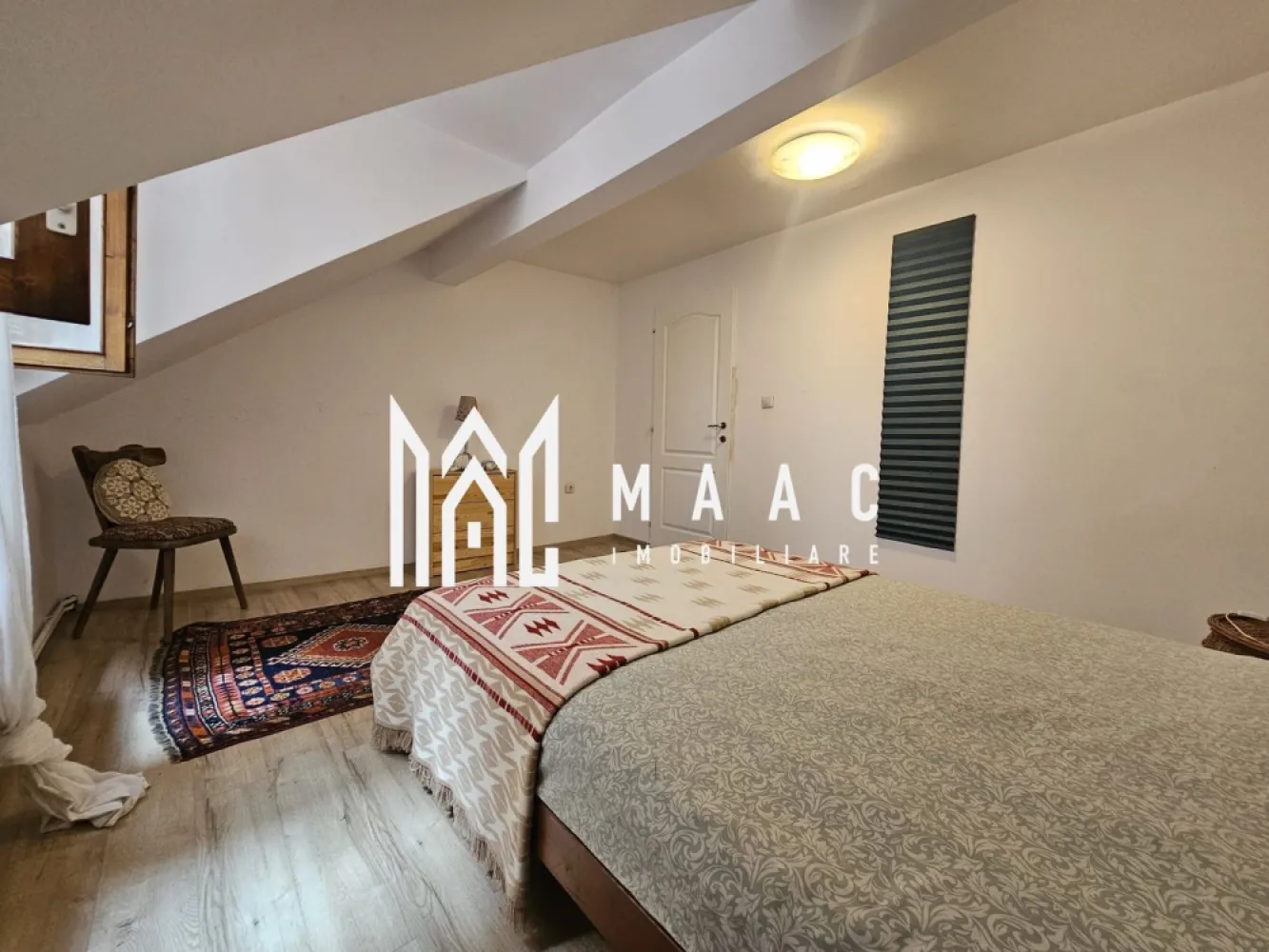 Casa individuala | 140 mp | Central | Afacere la cheie - MAAC Imobiliare vă prezintă o oportunitate deosebită: Casă in zona centrala de vânzare cu afacere inclusă.

Caracteristici principale:

Suprafață utilă: 140 mp
3 apartamente și un studio la mansardă, complet mobilate și utilate, fiecare cu finisaje premium

Dotări suplimentare:

Distribuție apartamente:

Primul apartament: Dormitor, chicinetă, living, cămară și baie
Al doilea apartament: 2 dormitoare, 2 băi, chicinetă și living open-space
Al treilea apartament: 2 dormitoare, bucătărie, baie și hol
Locație: Situată într-o zonă exclusivistă, aproape de facilități și centrul orașului, oferind un echilibru perfect între liniște și accesibilitate.

Pentru mai multe detalii precizati telefonic ca ati vazut anuntul cu ID : CP2290309