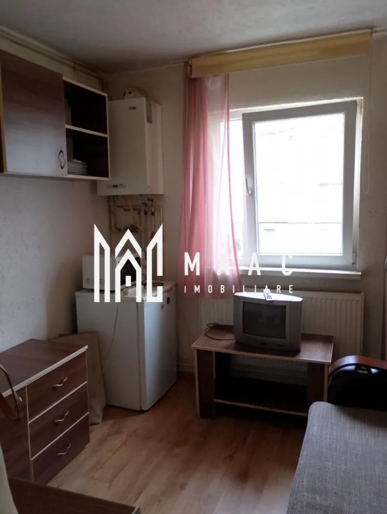 Garsonieră | Etaj 1 | 14 mp | Vasile Aaron - Maac Imobiliare prezintă o garsonieră de vânzare, decomandată, situată în cartierul Vasile Aaron, Sibiu. Proprietatea se află la etajul 1 al unui bloc cu regim de înălțime P+4, construit în anul 1980, pe structură de cărămidă. Suprafața utilă este de 14 mp, fiind ideală pentru investiție sau locuire.

Compartimentare

Hol

Cameră cu bucătărie

Baie

Finisaje și dotări interioare

Ușă metalică la intrare

Uși interioare din lemn

Tâmplărie PVC cu geam termopan

Pereți: lavabil + faianță

Pardoseli: parchet + gresie

Utilități și facilități

Bucătărie mobilată și utilată

Se vinde mobilată și utilată complet: aragaz, cuptor, hotă, mașină de spălat rufe, frigider, cuptor cu microunde

Încălzire prin centrală termică proprie

Toate utilitățile disponibile: curent, apă, gaz, canalizare, CATV, telefon, internet

Izolație exterioară – bloc izolat termic

Contorizare separată: apometre, contor gaz, contor electric

Imobil dotat cu interfon și acoperiș

Avantaje majore

Etaj 1

Zonă cu acces facil către magazine, stații de transport, școli

Ideală pentru investiție (chirie)

Preț: 35.000 €

Pentru mai multe detalii și programarea unei vizionări, vă rugăm să menționați ID-ul: CP2850662.