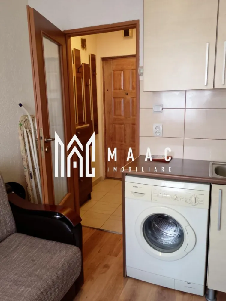 Garsonieră | Etaj 1 | 14 mp | Vasile Aaron - Maac Imobiliare prezintă o garsonieră de vânzare, decomandată, situată în cartierul Vasile Aaron, Sibiu. Proprietatea se află la etajul 1 al unui bloc cu regim de înălțime P+4, construit în anul 1980, pe structură de cărămidă. Suprafața utilă este de 14 mp, fiind ideală pentru investiție sau locuire.

Compartimentare

Hol

Cameră cu bucătărie

Baie

Finisaje și dotări interioare

Ușă metalică la intrare

Uși interioare din lemn

Tâmplărie PVC cu geam termopan

Pereți: lavabil + faianță

Pardoseli: parchet + gresie

Utilități și facilități

Bucătărie mobilată și utilată

Se vinde mobilată și utilată complet: aragaz, cuptor, hotă, mașină de spălat rufe, frigider, cuptor cu microunde

Încălzire prin centrală termică proprie

Toate utilitățile disponibile: curent, apă, gaz, canalizare, CATV, telefon, internet

Izolație exterioară – bloc izolat termic

Contorizare separată: apometre, contor gaz, contor electric

Imobil dotat cu interfon și acoperiș

Avantaje majore

Etaj 1

Zonă cu acces facil către magazine, stații de transport, școli

Ideală pentru investiție (chirie)

Preț: 35.000 €

Pentru mai multe detalii și programarea unei vizionări, vă rugăm să menționați ID-ul: CP2850662.