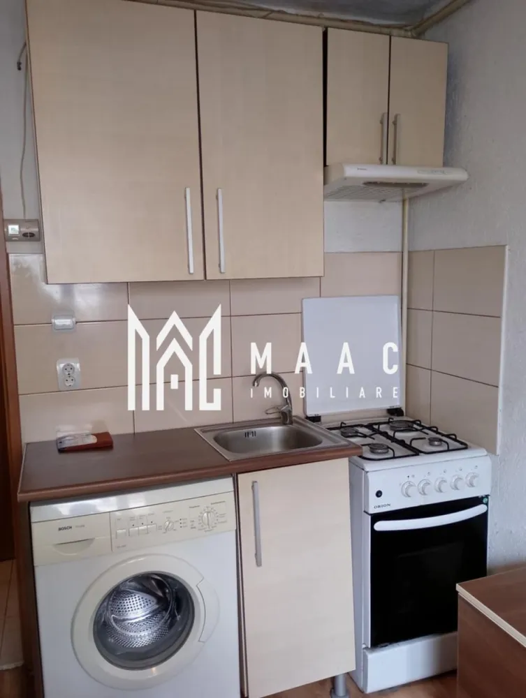 Garsonieră | Etaj 1 | 14 mp | Vasile Aaron - Maac Imobiliare prezintă o garsonieră de vânzare, decomandată, situată în cartierul Vasile Aaron, Sibiu. Proprietatea se află la etajul 1 al unui bloc cu regim de înălțime P+4, construit în anul 1980, pe structură de cărămidă. Suprafața utilă este de 14 mp, fiind ideală pentru investiție sau locuire.

Compartimentare

Hol

Cameră cu bucătărie

Baie

Finisaje și dotări interioare

Ușă metalică la intrare

Uși interioare din lemn

Tâmplărie PVC cu geam termopan

Pereți: lavabil + faianță

Pardoseli: parchet + gresie

Utilități și facilități

Bucătărie mobilată și utilată

Se vinde mobilată și utilată complet: aragaz, cuptor, hotă, mașină de spălat rufe, frigider, cuptor cu microunde

Încălzire prin centrală termică proprie

Toate utilitățile disponibile: curent, apă, gaz, canalizare, CATV, telefon, internet

Izolație exterioară – bloc izolat termic

Contorizare separată: apometre, contor gaz, contor electric

Imobil dotat cu interfon și acoperiș

Avantaje majore

Etaj 1

Zonă cu acces facil către magazine, stații de transport, școli

Ideală pentru investiție (chirie)

Preț: 35.000 €

Pentru mai multe detalii și programarea unei vizionări, vă rugăm să menționați ID-ul: CP2850662.