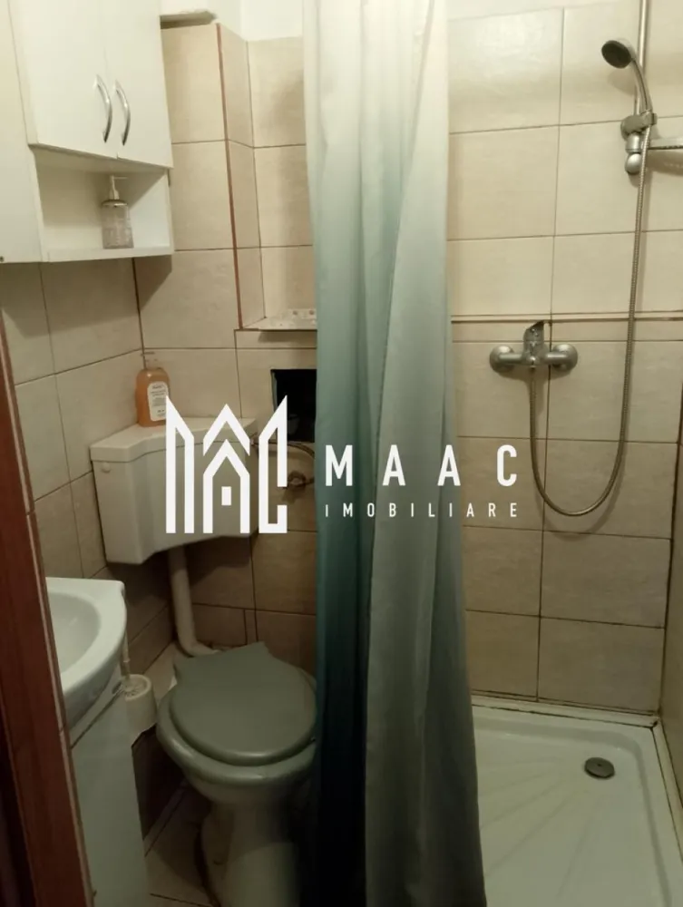 Garsonieră | Etaj 1 | 14 mp | Vasile Aaron - Maac Imobiliare prezintă o garsonieră de vânzare, decomandată, situată în cartierul Vasile Aaron, Sibiu. Proprietatea se află la etajul 1 al unui bloc cu regim de înălțime P+4, construit în anul 1980, pe structură de cărămidă. Suprafața utilă este de 14 mp, fiind ideală pentru investiție sau locuire.

Compartimentare

Hol

Cameră cu bucătărie

Baie

Finisaje și dotări interioare

Ușă metalică la intrare

Uși interioare din lemn

Tâmplărie PVC cu geam termopan

Pereți: lavabil + faianță

Pardoseli: parchet + gresie

Utilități și facilități

Bucătărie mobilată și utilată

Se vinde mobilată și utilată complet: aragaz, cuptor, hotă, mașină de spălat rufe, frigider, cuptor cu microunde

Încălzire prin centrală termică proprie

Toate utilitățile disponibile: curent, apă, gaz, canalizare, CATV, telefon, internet

Izolație exterioară – bloc izolat termic

Contorizare separată: apometre, contor gaz, contor electric

Imobil dotat cu interfon și acoperiș

Avantaje majore

Etaj 1

Zonă cu acces facil către magazine, stații de transport, școli

Ideală pentru investiție (chirie)

Preț: 35.000 €

Pentru mai multe detalii și programarea unei vizionări, vă rugăm să menționați ID-ul: CP2850662.