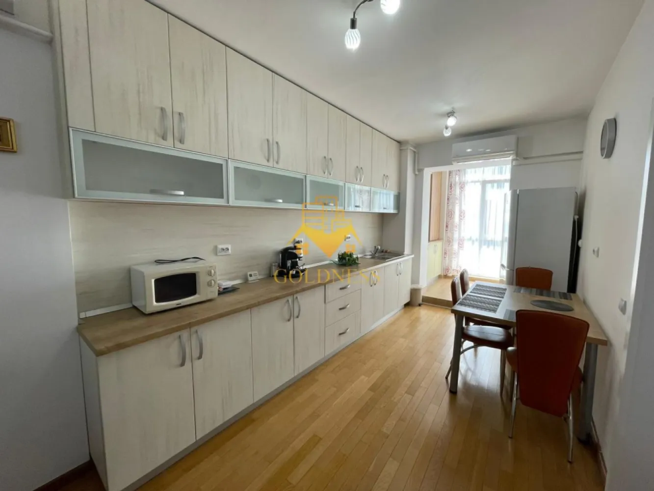 2 camera, open-space, modern, Marasti, Kaufland - GOLDNESS Imobiliare vă propune spre închiriere un apartament cu 2 camere complet mobilat și utilat, la etajul 4 într-un imobil de 5 etaje, în cartierul Mărăști . 

Apartamentul este compartimentat astfel:
 - dormitor cu pat matrimonial, dressing, noptiere

 - living cu bucatarie open-space complet utilată, canapea extensibilă, loc de servit masa 

 - baie cu cabina de dus, calorifer port prosop inox și dulap pentru depozitare.

 - balcon de 4 cm
 2 unitati AC, canapea extensibila living noua, TV nou!

Imobilul este dotat cu toate cele necesare- centrală proprie, mașină de spălat haine, frigider, plită electrică, hotă, etc. 

Se află în apropierea stațiilor de transport în comun, magazine, restaurante, spații verzi, farmacii, etc. 

Dispune de loc de parcare inclus !

Dacă sunteți interesați de acest apartament și doriți să îl vizionați, dar și pentru alte oferte sau detalii nu ezitați să ne contactați telefonic sau prin e-mail. Vă stăm la dispoziție!