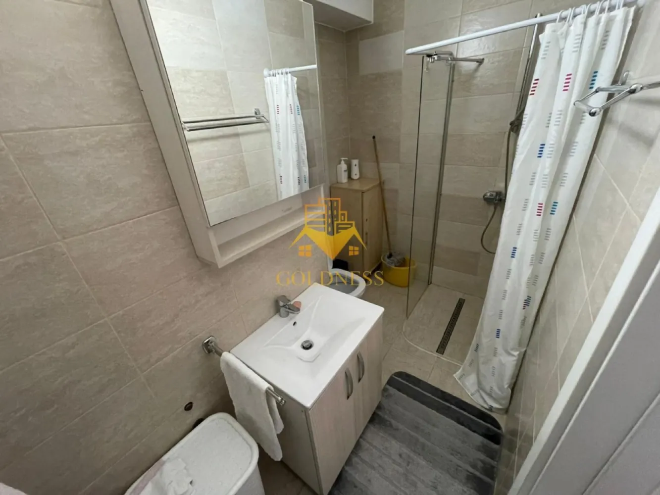2 camera, open-space, modern, Marasti, Kaufland - GOLDNESS Imobiliare vă propune spre închiriere un apartament cu 2 camere complet mobilat și utilat, la etajul 4 într-un imobil de 5 etaje, în cartierul Mărăști . 

Apartamentul este compartimentat astfel:
 - dormitor cu pat matrimonial, dressing, noptiere

 - living cu bucatarie open-space complet utilată, canapea extensibilă, loc de servit masa 

 - baie cu cabina de dus, calorifer port prosop inox și dulap pentru depozitare.

 - balcon de 4 cm
 2 unitati AC, canapea extensibila living noua, TV nou!

Imobilul este dotat cu toate cele necesare- centrală proprie, mașină de spălat haine, frigider, plită electrică, hotă, etc. 

Se află în apropierea stațiilor de transport în comun, magazine, restaurante, spații verzi, farmacii, etc. 

Dispune de loc de parcare inclus !

Dacă sunteți interesați de acest apartament și doriți să îl vizionați, dar și pentru alte oferte sau detalii nu ezitați să ne contactați telefonic sau prin e-mail. Vă stăm la dispoziție!