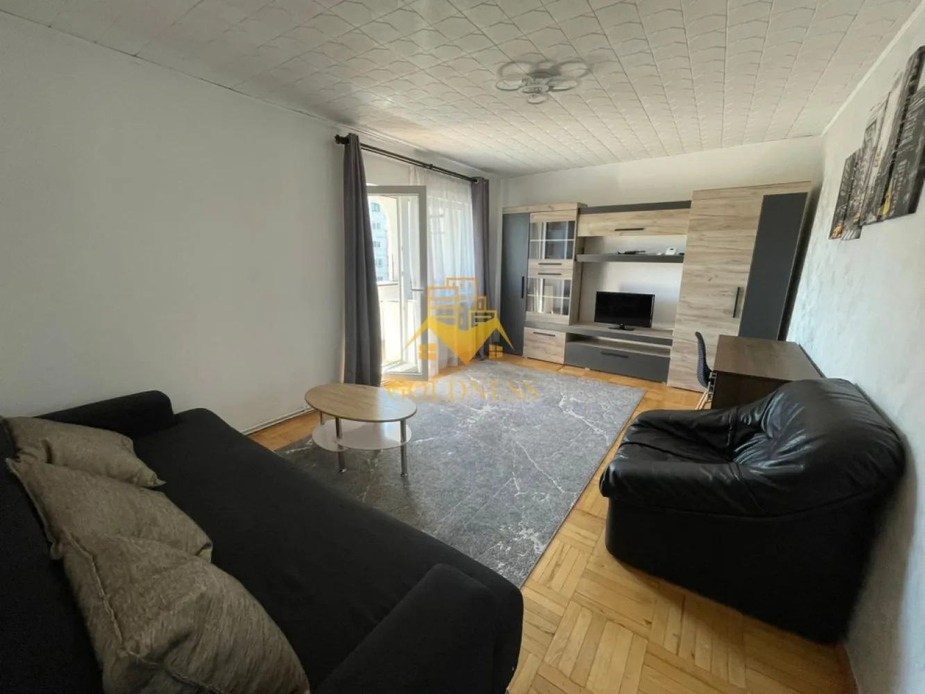 2 Camere decomandate, Cartierul Marasti, The Office,FSPAC,Lidl,18 Gym. - GOLDNESS Imobiliare vă propune spre închiriere un apartament cu 2 camere complet mobilat și utilat, la etajul 4 într-un imobil de 4 etaje, în Cartierul Marasti.
Posibilitate de parcare in zona la liber!
Se află în apropierea stațiilor de transport în comun, magazine, restaurante, spații verzi, farmacii, etc. 

Apartamentul este compartimentat astfel:
 - dormitor cu pat matrimonial, dressing, noptiere
 - living cu canapea extensibilă, fotoliu, loc de servit cafeaua.
 - bucatarie complet utilată și mobilată, loc de servit masa.
 - baie cu cabina de dus, calorifer port prosop și dulap pentru depozitare.
 - balcon 4 mp.

Imobilul este dotat cu toate cele necesare- centrală proprie, frigider, aragaz, hotă, mașină de spălat haine, etc. 

Dacă sunteți interesați de acest apartament și doriți să îl vizionați, dar și pentru alte oferte nu ezitați să ne contactați telefonic sau prin e-mail. Vă stăm la dispoziție!
Pentru intermediere se percepe un comision de 50% din prețul chiriei!