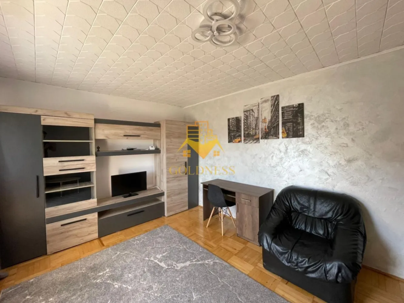 2 Camere decomandate, Cartierul Marasti, The Office,FSPAC,Lidl,18 Gym. - GOLDNESS Imobiliare vă propune spre închiriere un apartament cu 2 camere complet mobilat și utilat, la etajul 4 într-un imobil de 4 etaje, în Cartierul Marasti.
Posibilitate de parcare in zona la liber!
Se află în apropierea stațiilor de transport în comun, magazine, restaurante, spații verzi, farmacii, etc. 

Apartamentul este compartimentat astfel:
 - dormitor cu pat matrimonial, dressing, noptiere
 - living cu canapea extensibilă, fotoliu, loc de servit cafeaua.
 - bucatarie complet utilată și mobilată, loc de servit masa.
 - baie cu cabina de dus, calorifer port prosop și dulap pentru depozitare.
 - balcon 4 mp.

Imobilul este dotat cu toate cele necesare- centrală proprie, frigider, aragaz, hotă, mașină de spălat haine, etc. 

Dacă sunteți interesați de acest apartament și doriți să îl vizionați, dar și pentru alte oferte nu ezitați să ne contactați telefonic sau prin e-mail. Vă stăm la dispoziție!
Pentru intermediere se percepe un comision de 50% din prețul chiriei!