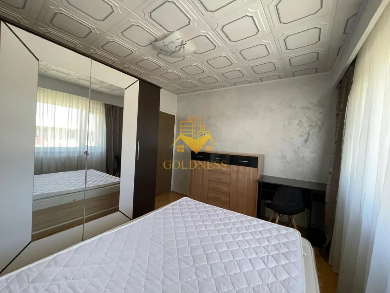 2 Camere decomandate, Cartierul Marasti, The Office,FSPAC,Lidl,18 Gym. - GOLDNESS Imobiliare vă propune spre închiriere un apartament cu 2 camere complet mobilat și utilat, la etajul 4 într-un imobil de 4 etaje, în Cartierul Marasti.
Posibilitate de parcare in zona la liber!
Se află în apropierea stațiilor de transport în comun, magazine, restaurante, spații verzi, farmacii, etc. 

Apartamentul este compartimentat astfel:
 - dormitor cu pat matrimonial, dressing, noptiere
 - living cu canapea extensibilă, fotoliu, loc de servit cafeaua.
 - bucatarie complet utilată și mobilată, loc de servit masa.
 - baie cu cabina de dus, calorifer port prosop și dulap pentru depozitare.
 - balcon 4 mp.

Imobilul este dotat cu toate cele necesare- centrală proprie, frigider, aragaz, hotă, mașină de spălat haine, etc. 

Dacă sunteți interesați de acest apartament și doriți să îl vizionați, dar și pentru alte oferte nu ezitați să ne contactați telefonic sau prin e-mail. Vă stăm la dispoziție!
Pentru intermediere se percepe un comision de 50% din prețul chiriei!