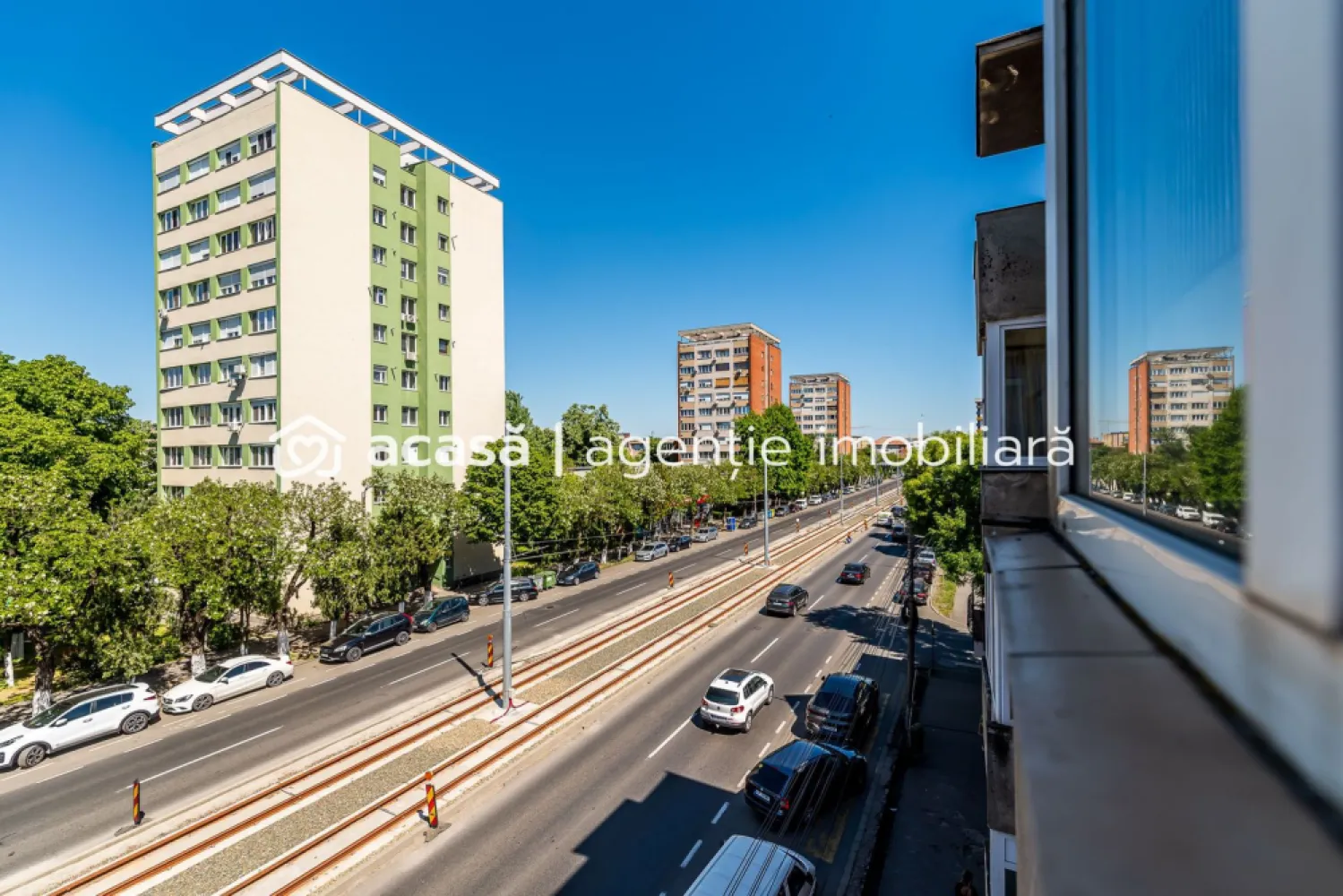 Apartament 2 camere Podgoria - Calea Iuliu Maniu - Vă prezint un apartament cu 2 semidecomandat, mobilat și utilat pe Calea Iuliu Maniu, Podgoria, cu balcon închis. 

Apartamentul este amenajat și utilat complet (inclusiv mașină de spălat vase), bucătăria și living-ul (cu balcon închis) cu vedere spre calea Iuliu Maniu, iar dormitorul cu vedere spre o curte interioară liniștită. 

Suprafața construită este de 56 mp (conform CF), iar apartamentul se află la etajul 3 din 4 într-un bloc îngrijit. 

Aveți acces ușor către mijloacele de transport în comun, hypermarket-uri, farmacii, școli și malul Mureșului. 

Pentru programarea unei vizionări gratuit, mă puteți contacta la numărul de telefon: 0761 899 230. 

Mihai Molnar
Consultant imobliar
Agenția Acasă Arad

💳 Nu dispui de toată suma? Te ajutăm gratuit! Îți obținem oferte de la 16 bănci.

🏠 Ai o proprietate de vânzare în Arad și vrei să știi cât valorează cu adevărat. Sună‑mă pentru o evaluare gratuită, fără obligații.

🏢 Bulevardul Decebal 2, Arad 310133