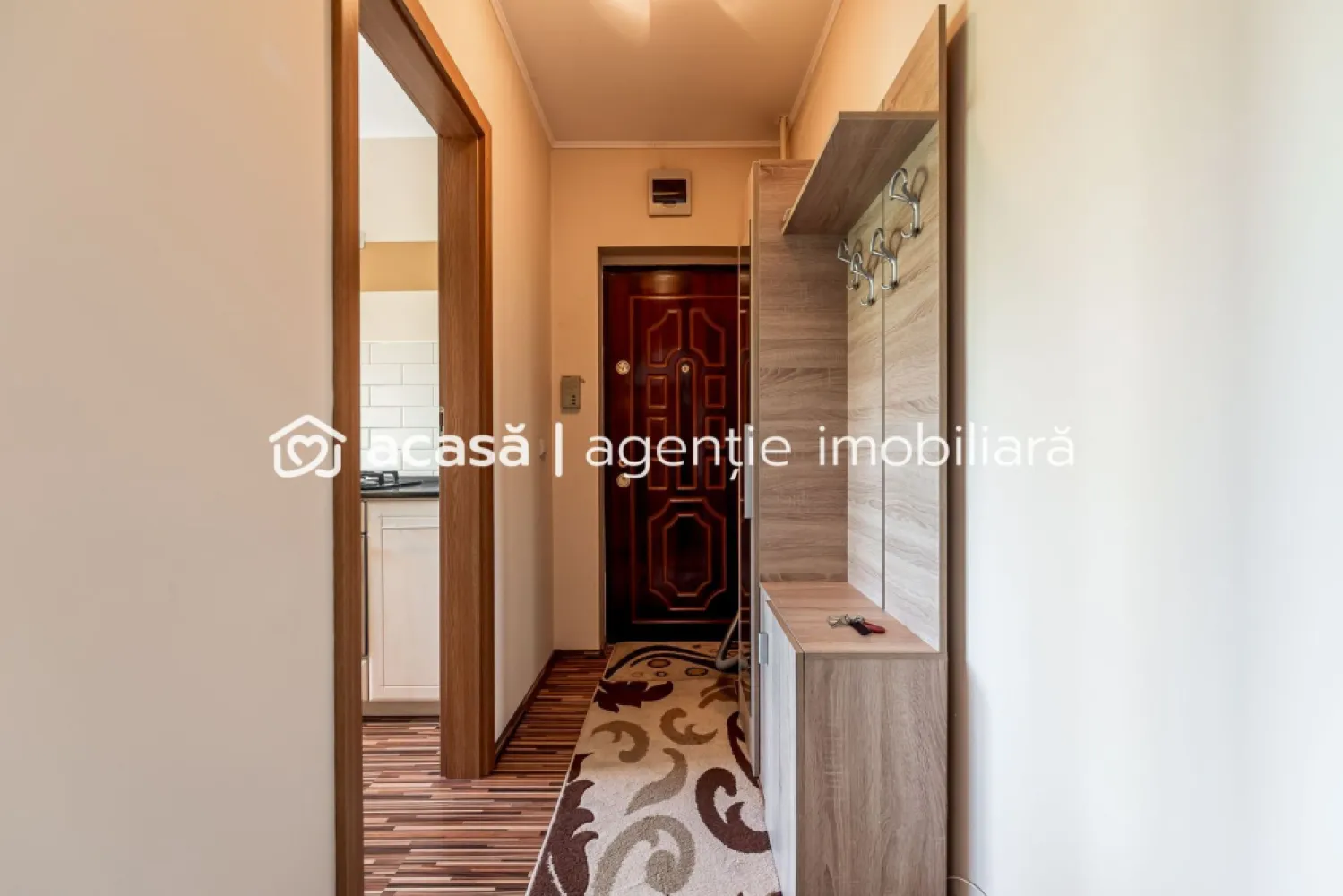 Apartament 2 camere Podgoria - Calea Iuliu Maniu - Vă prezint un apartament cu 2 semidecomandat, mobilat și utilat pe Calea Iuliu Maniu, Podgoria, cu balcon închis. 

Apartamentul este amenajat și utilat complet (inclusiv mașină de spălat vase), bucătăria și living-ul (cu balcon închis) cu vedere spre calea Iuliu Maniu, iar dormitorul cu vedere spre o curte interioară liniștită. 

Suprafața construită este de 56 mp (conform CF), iar apartamentul se află la etajul 3 din 4 într-un bloc îngrijit. 

Aveți acces ușor către mijloacele de transport în comun, hypermarket-uri, farmacii, școli și malul Mureșului. 

Pentru programarea unei vizionări gratuit, mă puteți contacta la numărul de telefon: 0761 899 230. 

Mihai Molnar
Consultant imobliar
Agenția Acasă Arad

💳 Nu dispui de toată suma? Te ajutăm gratuit! Îți obținem oferte de la 16 bănci.

🏠 Ai o proprietate de vânzare în Arad și vrei să știi cât valorează cu adevărat. Sună‑mă pentru o evaluare gratuită, fără obligații.

🏢 Bulevardul Decebal 2, Arad 310133