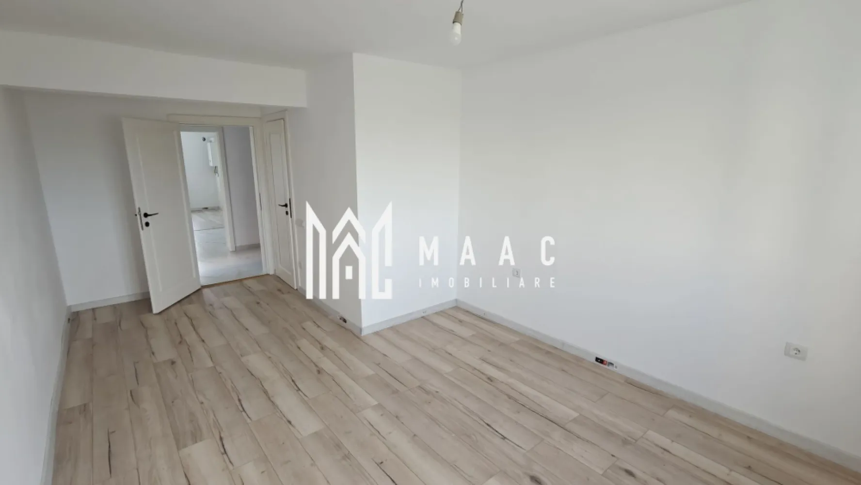 Apartament nou I 41 mpu I Lift I Finisaje Premium I Lazaret - 🏡MAAC Imobiliare vă prezintă Urban 64, un complex modern, situat strategic pentru acces rapid către centrul orașului, autostradă și toate punctele de interes public. ✨ Detalii ansamblu: ✅ Regim de înălțime P+4E+M – 56 de apartamente și garsoniere ✅ Lift Schindler – silențios și modern ✅ Arhitectură contemporană & finisaje premium 🏠 Finisaje incluse: ✔️ Interior complet finisat: • Ușă metalică de acces, izolată termic și fonic • Pereți finisați cu glet și lavabilă albă • Parchet, gresie și faianță de calitate • Obiecte sanitare moderne & rezervor îngropat • Tâmplărie PVC cu geam termopan • Prize, întrerupătoare & instalații pentru TV și internet • Încălzire proprie – centrală Immergas & calorifere ✔️ Spații comune: • Casa scării placată cu granit • Ușă securizată cu interfon • Plafoniere cu senzori de mișcare • Locuri de parcare publice disponibile 📏 Suprafață: 41 mp utili, compartimentare eficientă, living cu bucătărie open space, dormitor matrimonial și baie. 📩 Pentru mai multe detalii și vizionări, specificați ID-ul anunțului: CP2499551. }}