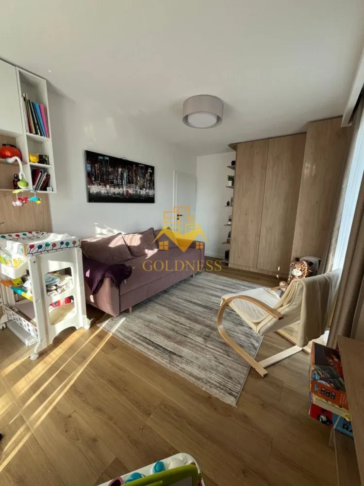 3 camere LUX, Cartierul Zorilor, Frunzișului, Lidl, Golden Tulip - GOLDNESS Imobiliare vă propune spre închiriere un apartament cu 3 camere complet mobilat și utilat, la etajul 3 într-un imobil de 10 etaje, în Cartierul Zorilor
Dispune de loc de parcare subterana și boxa.
Se află în apropierea stațiilor de transport în comun, magazine, restaurante, spații verzi, farmacii, etc. 

Apartamentul este compartimentat astfel:
 - 2 dormitoare cu pat matrimonial și canapea extensibila, dressing, noptiere
 - living cu bucatarie open space complet utilată și mobilată, canapea extensibilă, loc de servit masa 
 - 2 bai cu dus walkin și cada, calorifer port prosop și dulap pentru depozitare.
 - terasa de 30 mp.

Imobilul este dotat cu toate cele necesare- încălzire în pardoseala, frigider, aragaz, hotă, mașină de spălat haine, mașina spălat vase etc. 

Dacă sunteți interesați de acest apartament și doriți să îl vizionați, dar și pentru alte oferte nu ezitați să ne contactați telefonic sau prin e-mail. Vă stăm la dispoziție!
Pentru intermediere se percepe un comision de 50% din prețul chiriei!