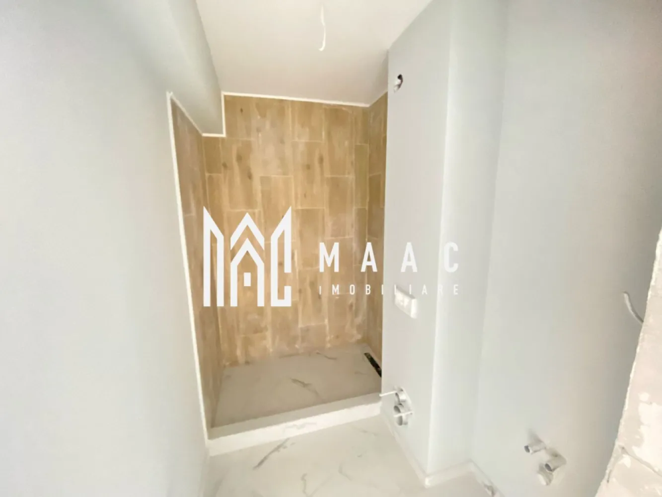 Apartament nou I 41 mpu I Lift I Finisaje Premium I Lazaret - 🏡MAAC Imobiliare vă prezintă Urban 64, un complex modern, situat strategic pentru acces rapid către centrul orașului, autostradă și toate punctele de interes public. ✨ Detalii ansamblu: ✅ Regim de înălțime P+4E+M – 56 de apartamente și garsoniere ✅ Lift Schindler – silențios și modern ✅ Arhitectură contemporană & finisaje premium 🏠 Finisaje incluse: ✔️ Interior complet finisat: • Ușă metalică de acces, izolată termic și fonic • Pereți finisați cu glet și lavabilă albă • Parchet, gresie și faianță de calitate • Obiecte sanitare moderne & rezervor îngropat • Tâmplărie PVC cu geam termopan • Prize, întrerupătoare & instalații pentru TV și internet • Încălzire proprie – centrală Immergas & calorifere ✔️ Spații comune: • Casa scării placată cu granit • Ușă securizată cu interfon • Plafoniere cu senzori de mișcare • Locuri de parcare publice disponibile 📏 Suprafață: 41 mp utili, compartimentare eficientă, living cu bucătărie open space, dormitor matrimonial și baie. 📩 Pentru mai multe detalii și vizionări, specificați ID-ul anunțului: CP2499551. }}