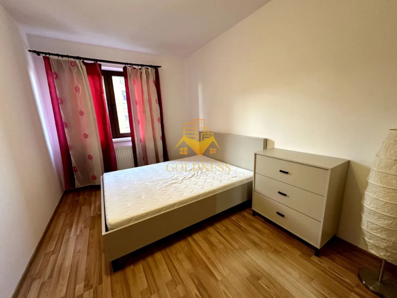 2 camere, Prima închiriere, Cartierul Intre Lacuri, Iulius mall, FSEGA - GOLDNESS Imobiliare vă propune spre închiriere un apartament cu 2 camere complet mobilat și utilat, la etajul 3 într-un imobil de 5 etaje, în Cartierul Intre Lacuri, zona Iulius mall.
Se află în apropierea stațiilor de transport în comun, magazine, restaurante, spații verzi, farmacii, etc. 

Apartamentul este compartimentat astfel:
 - dormitor cu pat matrimonial, dressing, noptiere
 - living, bucatarie separată complet utilată și mobilată, canapea extensibilă, loc de servit masa 
 - baie cu cabina de dus, calorifer port prosop și dulap pentru depozitare.
 - balcon 7mp.

Imobilul este dotat cu toate cele necesare- centrală proprie, frigider, aragaz, hotă, mașină de spălat haine, etc. 

Dacă sunteți interesați de acest apartament și doriți să îl vizionați, dar și pentru alte oferte nu ezitați să ne contactați telefonic sau prin e-mail. Vă stăm la dispoziție!
Pentru intermediere se percepe un comision de 50% din prețul chiriei!