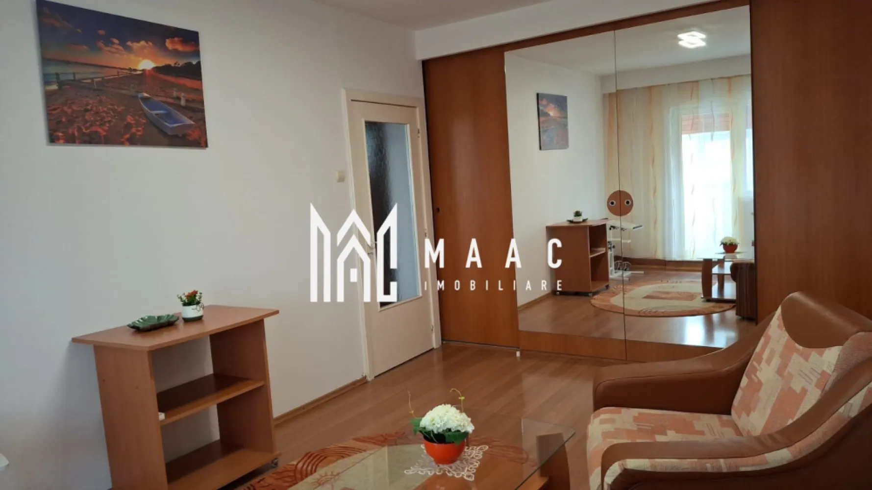 Apartament 4 Camere | 90 MPU | Central - MAAC Imobiliare vă propune spre vânzare un apartament cu 4 camere, situat ultracentral în Sibiu, la doar 3 minute de Promenada Mall – o locație excelentă pentru locuit, cu acces rapid către toate punctele de interes.

Proprietatea este amplasată la etajul 4 din 4 și oferă o suprafață utilă de aproximativ 90 mp (114 mp construiți), beneficiind de vedere panoramică și lumină naturală pe tot parcursul zilei.

Blocul a fost complet reabilitat termic în 2025 prin fonduri PNRR, cu termoizolație de 15 cm, acoperiș nou termo-hidroizolat și ignifugat.

Locuința este compartimentată inteligent și oferă:

Hol de intrare (6 mp) prevăzut cu două spații de depozitare tip dressing
Bucătărie (12 mp) cu balcon alăturat, închis și transformat în nișă de gătit (dotată cu chiuvetă, aragaz, centrală termică și frigider)
4 camere spațioase, dintre care 2 beneficiază de balcon; toate camerele dispun de spații de depozitare
Hol interior care separă eficient zona de zi de zona de noapte (2 camere + 2 camere)
Debara (2 mp) cu rafturi pentru depozitare suplimentară
2 băi: una cu cadă și mașină de spălat rufe, cealaltă cu cabină de duș

Apartamentul se remarcă prin spațiul generos, luminozitate și compartimentare practică, fiind ideal pentru un stil de viață confortabil. Beneficiază de vedere mixtă, către ambele laturi ale blocului.

Dotări și facilități:

Centrală termică proprie
Combina frigorifică
Aragaz clasic
Mașină de spălat rufe
Aer condiționat în bucătărie
Geamuri termopan
Ușă de intrare metalică
Acces în bloc cu cartelă / interfon

Alte avantaje:

Posibilitate de parcare în curtea interioară a blocului
Vecini liniștiți și civilizați
Zonă ultracentrală, foarte convenabilă

Localizare excelentă:

Totul la doar 3 minute de mers pe jos – mijloace de transport, magazine, bănci, farmacii, centre comerciale, parc, spital și centrul istoric.
Un apartament ideal pentru locuit sau investiție, într-o zonă de top!

Pentru mai multe detalii si programarea unei vizionari contactatine specificand ID:CP2993053