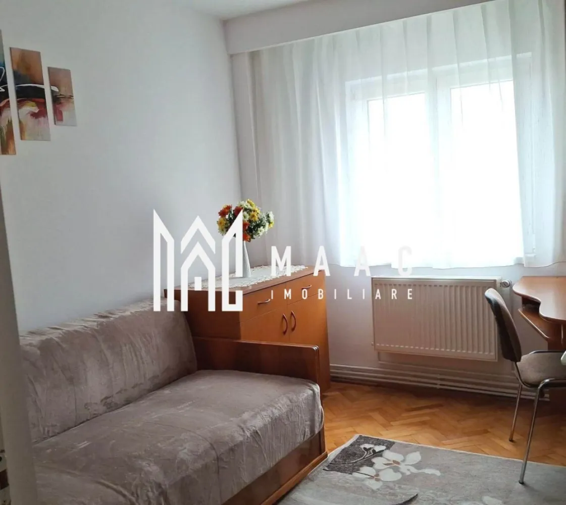 Apartament 4 Camere | 90 MPU | Central - MAAC Imobiliare vă propune spre vânzare un apartament cu 4 camere, situat ultracentral în Sibiu, la doar 3 minute de Promenada Mall – o locație excelentă pentru locuit, cu acces rapid către toate punctele de interes.

Proprietatea este amplasată la etajul 4 din 4 și oferă o suprafață utilă de aproximativ 90 mp (114 mp construiți), beneficiind de vedere panoramică și lumină naturală pe tot parcursul zilei.

Blocul a fost complet reabilitat termic în 2025 prin fonduri PNRR, cu termoizolație de 15 cm, acoperiș nou termo-hidroizolat și ignifugat.

Locuința este compartimentată inteligent și oferă:

Hol de intrare (6 mp) prevăzut cu două spații de depozitare tip dressing
Bucătărie (12 mp) cu balcon alăturat, închis și transformat în nișă de gătit (dotată cu chiuvetă, aragaz, centrală termică și frigider)
4 camere spațioase, dintre care 2 beneficiază de balcon; toate camerele dispun de spații de depozitare
Hol interior care separă eficient zona de zi de zona de noapte (2 camere + 2 camere)
Debara (2 mp) cu rafturi pentru depozitare suplimentară
2 băi: una cu cadă și mașină de spălat rufe, cealaltă cu cabină de duș

Apartamentul se remarcă prin spațiul generos, luminozitate și compartimentare practică, fiind ideal pentru un stil de viață confortabil. Beneficiază de vedere mixtă, către ambele laturi ale blocului.

Dotări și facilități:

Centrală termică proprie
Combina frigorifică
Aragaz clasic
Mașină de spălat rufe
Aer condiționat în bucătărie
Geamuri termopan
Ușă de intrare metalică
Acces în bloc cu cartelă / interfon

Alte avantaje:

Posibilitate de parcare în curtea interioară a blocului
Vecini liniștiți și civilizați
Zonă ultracentrală, foarte convenabilă

Localizare excelentă:

Totul la doar 3 minute de mers pe jos – mijloace de transport, magazine, bănci, farmacii, centre comerciale, parc, spital și centrul istoric.
Un apartament ideal pentru locuit sau investiție, într-o zonă de top!

Pentru mai multe detalii si programarea unei vizionari contactatine specificand ID:CP2993053