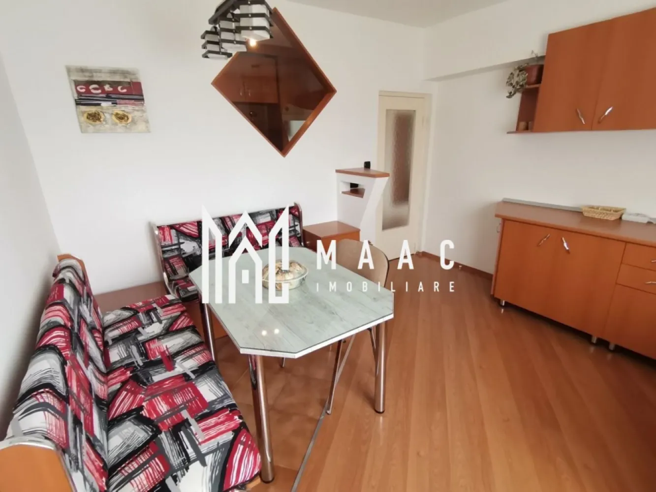 Apartament 4 Camere | 90 MPU | Central - MAAC Imobiliare vă propune spre vânzare un apartament cu 4 camere, situat ultracentral în Sibiu, la doar 3 minute de Promenada Mall – o locație excelentă pentru locuit, cu acces rapid către toate punctele de interes.

Proprietatea este amplasată la etajul 4 din 4 și oferă o suprafață utilă de aproximativ 90 mp (114 mp construiți), beneficiind de vedere panoramică și lumină naturală pe tot parcursul zilei.

Blocul a fost complet reabilitat termic în 2025 prin fonduri PNRR, cu termoizolație de 15 cm, acoperiș nou termo-hidroizolat și ignifugat.

Locuința este compartimentată inteligent și oferă:

Hol de intrare (6 mp) prevăzut cu două spații de depozitare tip dressing
Bucătărie (12 mp) cu balcon alăturat, închis și transformat în nișă de gătit (dotată cu chiuvetă, aragaz, centrală termică și frigider)
4 camere spațioase, dintre care 2 beneficiază de balcon; toate camerele dispun de spații de depozitare
Hol interior care separă eficient zona de zi de zona de noapte (2 camere + 2 camere)
Debara (2 mp) cu rafturi pentru depozitare suplimentară
2 băi: una cu cadă și mașină de spălat rufe, cealaltă cu cabină de duș

Apartamentul se remarcă prin spațiul generos, luminozitate și compartimentare practică, fiind ideal pentru un stil de viață confortabil. Beneficiază de vedere mixtă, către ambele laturi ale blocului.

Dotări și facilități:

Centrală termică proprie
Combina frigorifică
Aragaz clasic
Mașină de spălat rufe
Aer condiționat în bucătărie
Geamuri termopan
Ușă de intrare metalică
Acces în bloc cu cartelă / interfon

Alte avantaje:

Posibilitate de parcare în curtea interioară a blocului
Vecini liniștiți și civilizați
Zonă ultracentrală, foarte convenabilă

Localizare excelentă:

Totul la doar 3 minute de mers pe jos – mijloace de transport, magazine, bănci, farmacii, centre comerciale, parc, spital și centrul istoric.
Un apartament ideal pentru locuit sau investiție, într-o zonă de top!

Pentru mai multe detalii si programarea unei vizionari contactatine specificand ID:CP2993053