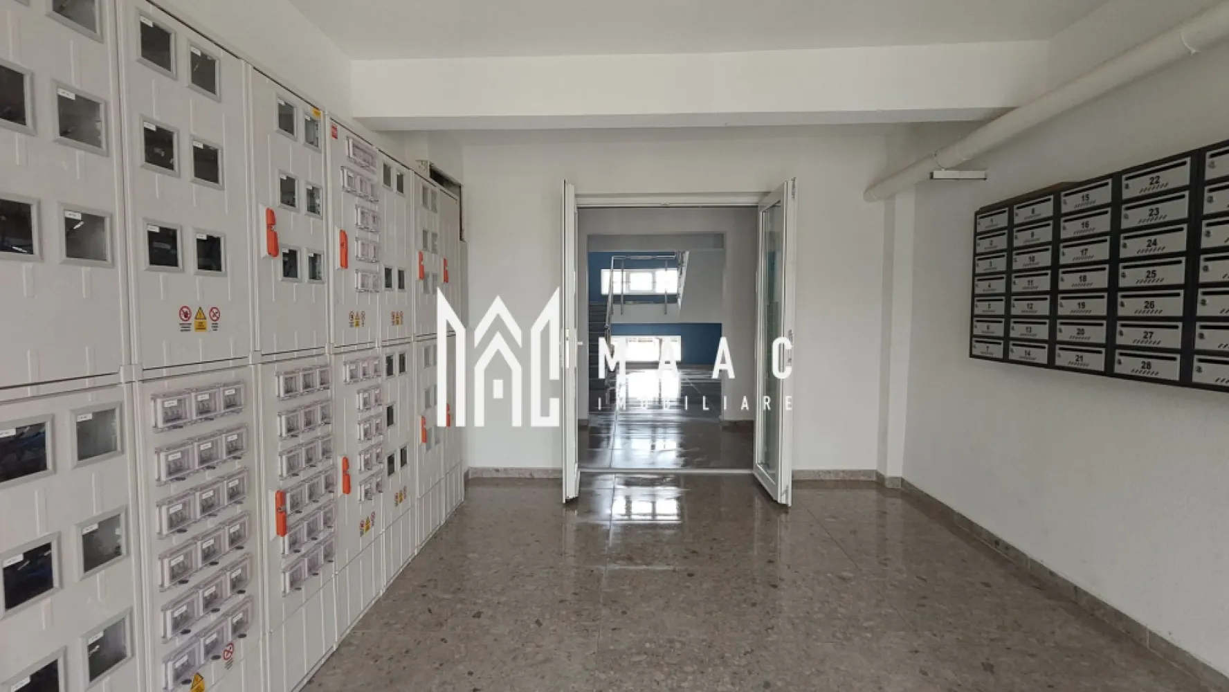 Apartament nou I 41 mpu I Lift I Finisaje Premium I Lazaret - 🏡MAAC Imobiliare vă prezintă Urban 64, un complex modern, situat strategic pentru acces rapid către centrul orașului, autostradă și toate punctele de interes public. ✨ Detalii ansamblu: ✅ Regim de înălțime P+4E+M – 56 de apartamente și garsoniere ✅ Lift Schindler – silențios și modern ✅ Arhitectură contemporană & finisaje premium 🏠 Finisaje incluse: ✔️ Interior complet finisat: • Ușă metalică de acces, izolată termic și fonic • Pereți finisați cu glet și lavabilă albă • Parchet, gresie și faianță de calitate • Obiecte sanitare moderne & rezervor îngropat • Tâmplărie PVC cu geam termopan • Prize, întrerupătoare & instalații pentru TV și internet • Încălzire proprie – centrală Immergas & calorifere ✔️ Spații comune: • Casa scării placată cu granit • Ușă securizată cu interfon • Plafoniere cu senzori de mișcare • Locuri de parcare publice disponibile 📏 Suprafață: 41 mp utili, compartimentare eficientă, living cu bucătărie open space, dormitor matrimonial și baie. 📩 Pentru mai multe detalii și vizionări, specificați ID-ul anunțului: CP2499551. }}