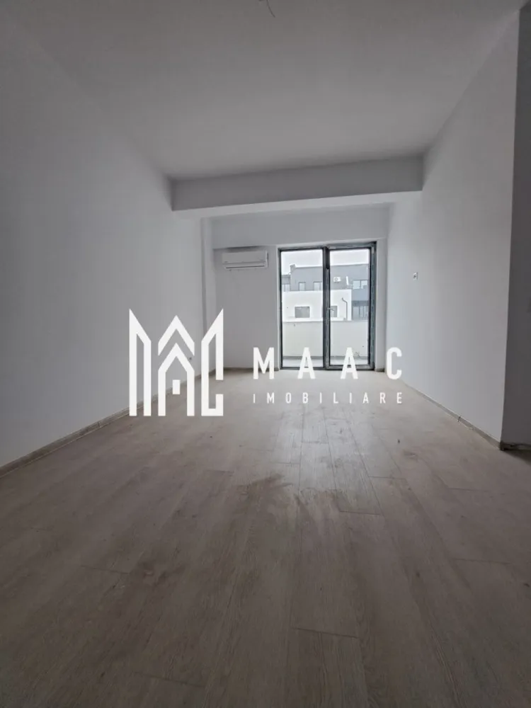 Apartament 2 camere | etaj2 | Dem. Radulescu| 70mp - MAAC IMOBILIARE vă propune spre vânzare un apartament modern cu 2 camere, decomandat, situat pe Bulevardul Dem Rădulescu din Râmnicu Vâlcea, într-un imobil nou, construit la standarde ridicate de calitate.

Locuința are o suprafață utilă de 70,16 mp și este compartimentată eficient, oferind confort și funcționalitate. Apartamentul dispune de 2 balcoane, ideale pentru relaxare și pentru un plus de lumină naturală.

Imobilul face parte dintr-un bloc modern cu regim de înălțime D+P+3, construit pe cadre din fier-beton, cu zidărie Porotherm de 30 cm și izolație exterioară de 10 cm, finisată cu tencuială decorativă. Construcția beneficiază de parcări private și este proiectată pentru un stil de viață confortabil și sigur.

Apartamentul se predă finisat la cheie, cu materiale și dotări de calitate:

-centrală termică proprie;

-aer condiționat;

-ferestre mari cu geam termopan de calitate;

-gresie, faianță și parchet de proveniență Italia;

-aparataj electric modular (tablou electric, prize și întrerupătoare);

-corpuri sanitare complete;

-ușă metalică la intrare și uși interioare din MDF.

Proprietatea este ideală atât pentru locuire personală, cât și pentru investiție, fiind amplasată într-o zonă modernă și în continuă dezvoltare a orașului.

Pentru mai multe informații sau programarea unei vizionări, echipa MAAC IMOBILIARE vă stă cu plăcere la dispoziție.
CP2957180