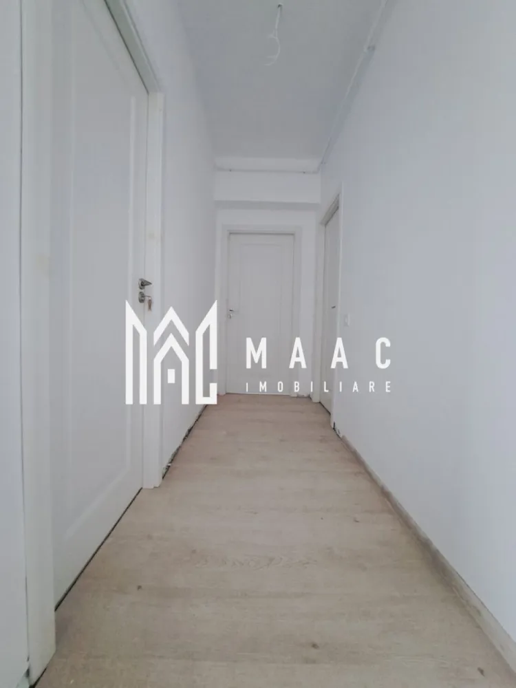 Apartament 2 camere | etaj2 | Dem. Radulescu| 70mp - MAAC IMOBILIARE vă propune spre vânzare un apartament modern cu 2 camere, decomandat, situat pe Bulevardul Dem Rădulescu din Râmnicu Vâlcea, într-un imobil nou, construit la standarde ridicate de calitate.

Locuința are o suprafață utilă de 70,16 mp și este compartimentată eficient, oferind confort și funcționalitate. Apartamentul dispune de 2 balcoane, ideale pentru relaxare și pentru un plus de lumină naturală.

Imobilul face parte dintr-un bloc modern cu regim de înălțime D+P+3, construit pe cadre din fier-beton, cu zidărie Porotherm de 30 cm și izolație exterioară de 10 cm, finisată cu tencuială decorativă. Construcția beneficiază de parcări private și este proiectată pentru un stil de viață confortabil și sigur.

Apartamentul se predă finisat la cheie, cu materiale și dotări de calitate:

-centrală termică proprie;

-aer condiționat;

-ferestre mari cu geam termopan de calitate;

-gresie, faianță și parchet de proveniență Italia;

-aparataj electric modular (tablou electric, prize și întrerupătoare);

-corpuri sanitare complete;

-ușă metalică la intrare și uși interioare din MDF.

Proprietatea este ideală atât pentru locuire personală, cât și pentru investiție, fiind amplasată într-o zonă modernă și în continuă dezvoltare a orașului.

Pentru mai multe informații sau programarea unei vizionări, echipa MAAC IMOBILIARE vă stă cu plăcere la dispoziție.
CP2957180