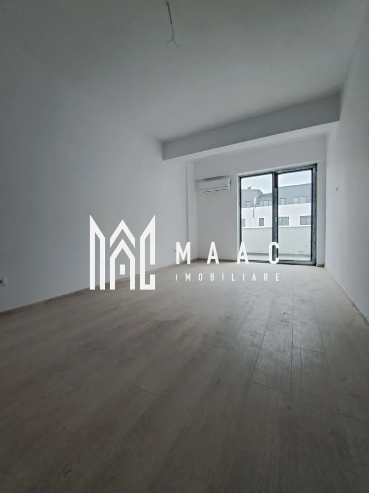 Apartament 2 camere | etaj2 | Dem. Radulescu| 70mp - MAAC IMOBILIARE vă propune spre vânzare un apartament modern cu 2 camere, decomandat, situat pe Bulevardul Dem Rădulescu din Râmnicu Vâlcea, într-un imobil nou, construit la standarde ridicate de calitate.

Locuința are o suprafață utilă de 70,16 mp și este compartimentată eficient, oferind confort și funcționalitate. Apartamentul dispune de 2 balcoane, ideale pentru relaxare și pentru un plus de lumină naturală.

Imobilul face parte dintr-un bloc modern cu regim de înălțime D+P+3, construit pe cadre din fier-beton, cu zidărie Porotherm de 30 cm și izolație exterioară de 10 cm, finisată cu tencuială decorativă. Construcția beneficiază de parcări private și este proiectată pentru un stil de viață confortabil și sigur.

Apartamentul se predă finisat la cheie, cu materiale și dotări de calitate:

-centrală termică proprie;

-aer condiționat;

-ferestre mari cu geam termopan de calitate;

-gresie, faianță și parchet de proveniență Italia;

-aparataj electric modular (tablou electric, prize și întrerupătoare);

-corpuri sanitare complete;

-ușă metalică la intrare și uși interioare din MDF.

Proprietatea este ideală atât pentru locuire personală, cât și pentru investiție, fiind amplasată într-o zonă modernă și în continuă dezvoltare a orașului.

Pentru mai multe informații sau programarea unei vizionări, echipa MAAC IMOBILIARE vă stă cu plăcere la dispoziție.
CP2957180