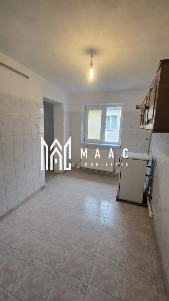 Garsonieră spațioasă de vanzare | centrala proprie | vedere superba. - Garsonieră spațioasă de vânzare – Aleea Nucilor (bloc Petrom)

MAAC Imobiliare vă propune spre vânzare o garsonieră confortabilă, situată la etajul 4/4, într-un imobil construit în anul 2002, pe strada Aleea Nucilor.

Locuința are o suprafață utilă de 44 mp și o suprafață totală de 48,47 mp, fiind compartimentată astfel: cameră, bucătărie, baie, hol, debara și balcon.

Avantaje:

Expunere sudică – lumină naturală pe tot parcursul zilei
Centrală termică proprie
Geamuri termopan
Parchet în cameră
Bloc relativ nou (2002)

Extra beneficii:
Teren de 40 mp (menționat în RLV), ideal pentru loc de parcare sau spațiu exterior

Boxă de 13 mp (de asemenea trecută în RLV), perfectă pentru depozitare

Garsoniera este potrivită atât pentru locuit, cât și pentru investiție.

Pentru mai multe detalii și programarea unei vizionări, vă rugăm să contactați MAAC Imobiliare și să menționați la telefon numărul CP3070173
