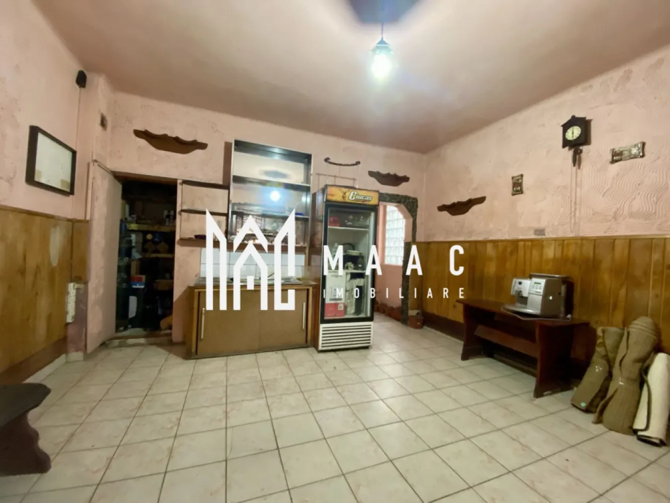 Casa tip Duplex | 4 camere | Teren 126 MP | Zona Piata Cibin - MAAC Imobiliare va propune spre vanzare o casă tip duplex situată în apropierea Pieței Cibin, Sibiu. Suprafață utilă: 50 mp Suprafață teren: 126 mp, din care 80 mp curte liberă. Compartimentare: 4 camere, bucătărie, hol, demisol. Posibilitate de extindere: Casa poate fi mansardată. Casa dispune si de un demisol amenajat. Dotări și utilități: Centrala termica proprie cu calorifere Conectată la toate utilitățile: apă, canalizare, gaz, curent electric Proprietate intabulată. Avantaje și localizare: Este ideala pentru locuință sau investiție, care a funcționat anterior ca spațiu comercial – bar/restaurant cu terasă Acces rapid către Piața Cibin, Piața Cluj și centrul Sibiului Aproape de magazine, farmacii, bănci, mijloace de transport în comun, școli și grădinițe Oportunitate excelentă pentru investiție, cu posibilitate de renovare și modernizare după propriile dorințe. Pentru mai multe detalii precizati telefonic ca ati vazut anuntul cu ID: CP2499375 }}