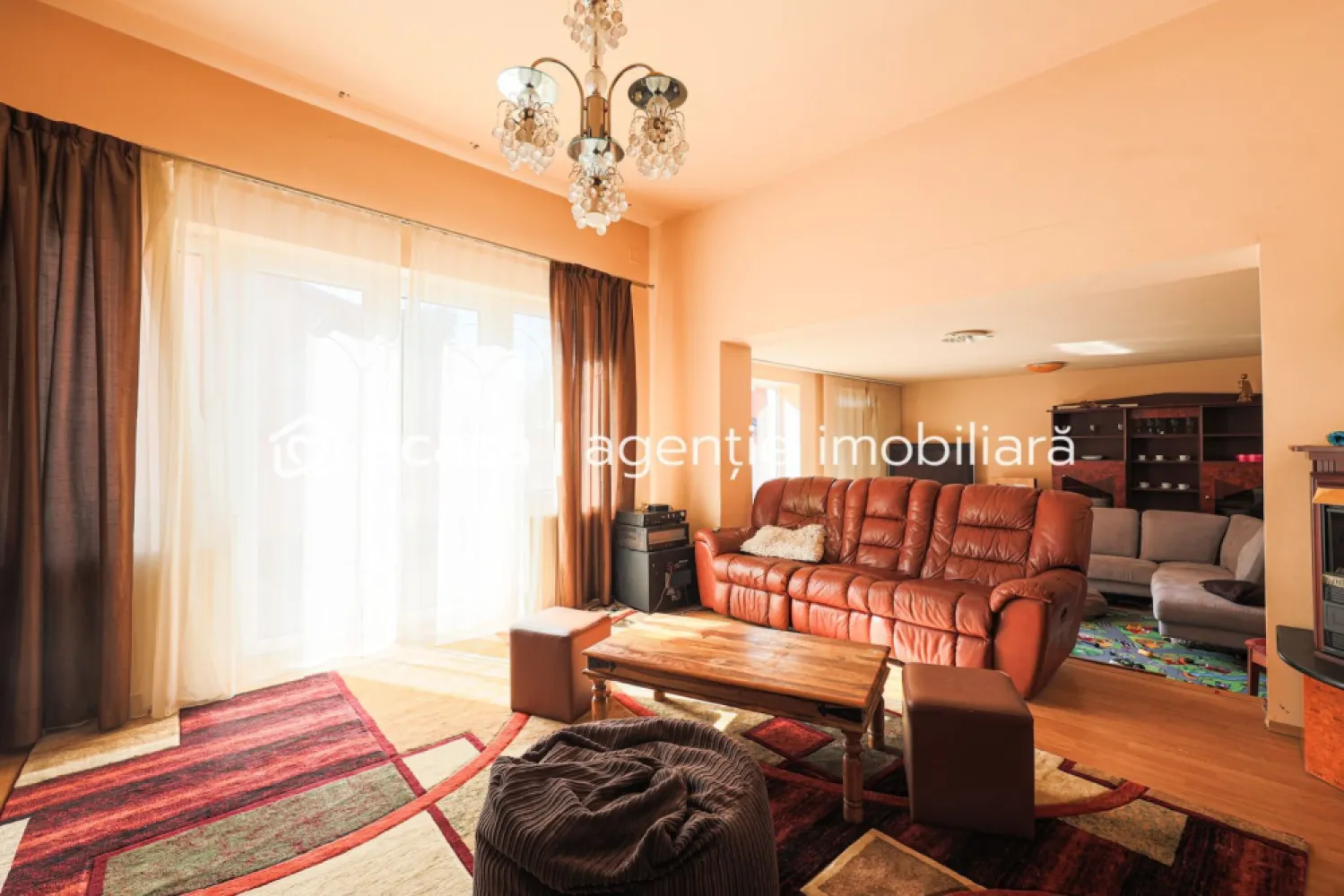 Vilă cu 6 camere în zona rezidențială - Poltura - Casă de vânzare – 6 camere, zonă rezidențială in Arad

Preț nou: 239.000 euro | Comision 0%

O proprietate versatilă, ideală pentru diverse stiluri de viață și nevoi:
- familie numeroasă, care are nevoie de spațiu și confort.
- familie cu copii adolescenți, care își doresc intimitate și propriile spații.
- familie care vrea să-și țină aproape seniorii, oferindu-le în același timp un spațiu privat și confortabil.
- investitori sau proprietari care caută venit suplimentar, prin transformarea unor spații în unități de închiriat sau pentru regim hotelier / Airbnb.

Detalii proprietate: 6 camere spațioase, bine compartimentate, toate decomandate
Suprafață și compartimentare care permit intimitate și flexibilitate
Zonă rezidențială liniștită, aproape de oraș și de drumurile principale cu multiple cai de acces

Această casă oferă intimitate, confort și versatilitate, fiind o alegere inspirată atât pentru locuință personală, cât și pentru investiție.

Pentru detalii și vizionare:
Sebastian Nica – 0722 252 639

Nu dispui de toată suma? Te ajutăm noi gratuit! Îți obținem oferte de la 16 bănci.

Ai o proprietate de vânzare în Arad și vrei să știi cât valorează cu adevărat?
Sună-mă pentru o evaluare gratuită, fără obligații.

Birou: ACASĂ | Agenție imobiliară Arad
Bulevardul Decebal 2, Arad 310133

Cod proprietate: CP2668853