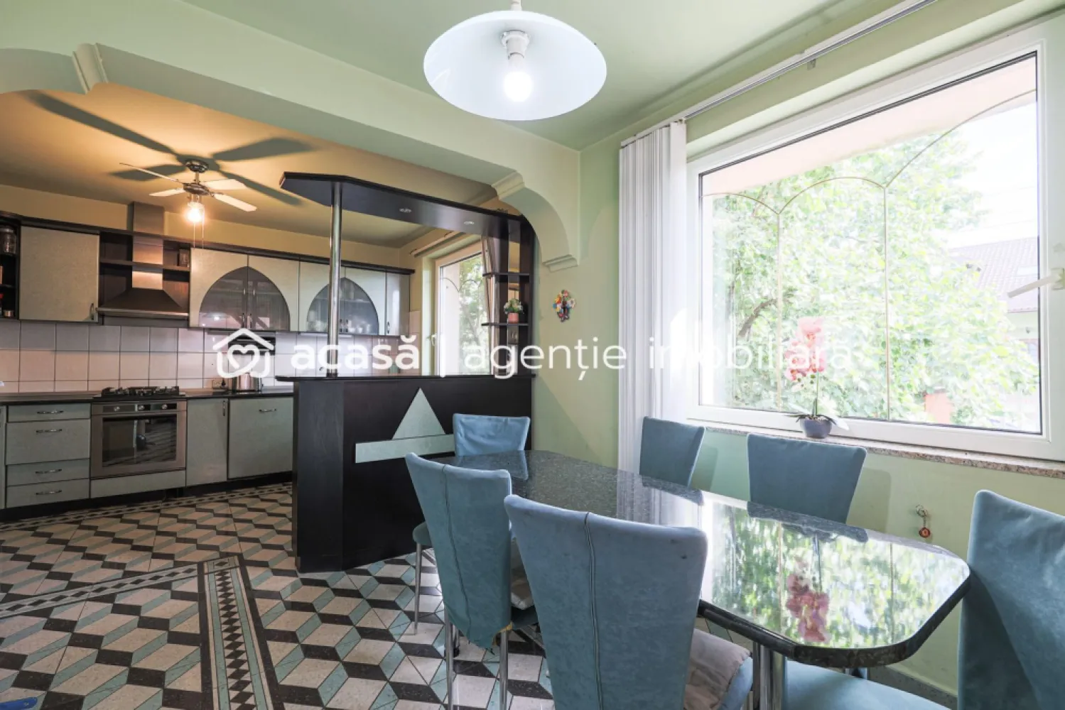 Vilă cu 6 camere în zona rezidențială - Poltura - Casă de vânzare – 6 camere, zonă rezidențială in Arad

Preț nou: 239.000 euro | Comision 0%

O proprietate versatilă, ideală pentru diverse stiluri de viață și nevoi:
- familie numeroasă, care are nevoie de spațiu și confort.
- familie cu copii adolescenți, care își doresc intimitate și propriile spații.
- familie care vrea să-și țină aproape seniorii, oferindu-le în același timp un spațiu privat și confortabil.
- investitori sau proprietari care caută venit suplimentar, prin transformarea unor spații în unități de închiriat sau pentru regim hotelier / Airbnb.

Detalii proprietate: 6 camere spațioase, bine compartimentate, toate decomandate
Suprafață și compartimentare care permit intimitate și flexibilitate
Zonă rezidențială liniștită, aproape de oraș și de drumurile principale cu multiple cai de acces

Această casă oferă intimitate, confort și versatilitate, fiind o alegere inspirată atât pentru locuință personală, cât și pentru investiție.

Pentru detalii și vizionare:
Sebastian Nica – 0722 252 639

Nu dispui de toată suma? Te ajutăm noi gratuit! Îți obținem oferte de la 16 bănci.

Ai o proprietate de vânzare în Arad și vrei să știi cât valorează cu adevărat?
Sună-mă pentru o evaluare gratuită, fără obligații.

Birou: ACASĂ | Agenție imobiliară Arad
Bulevardul Decebal 2, Arad 310133

Cod proprietate: CP2668853