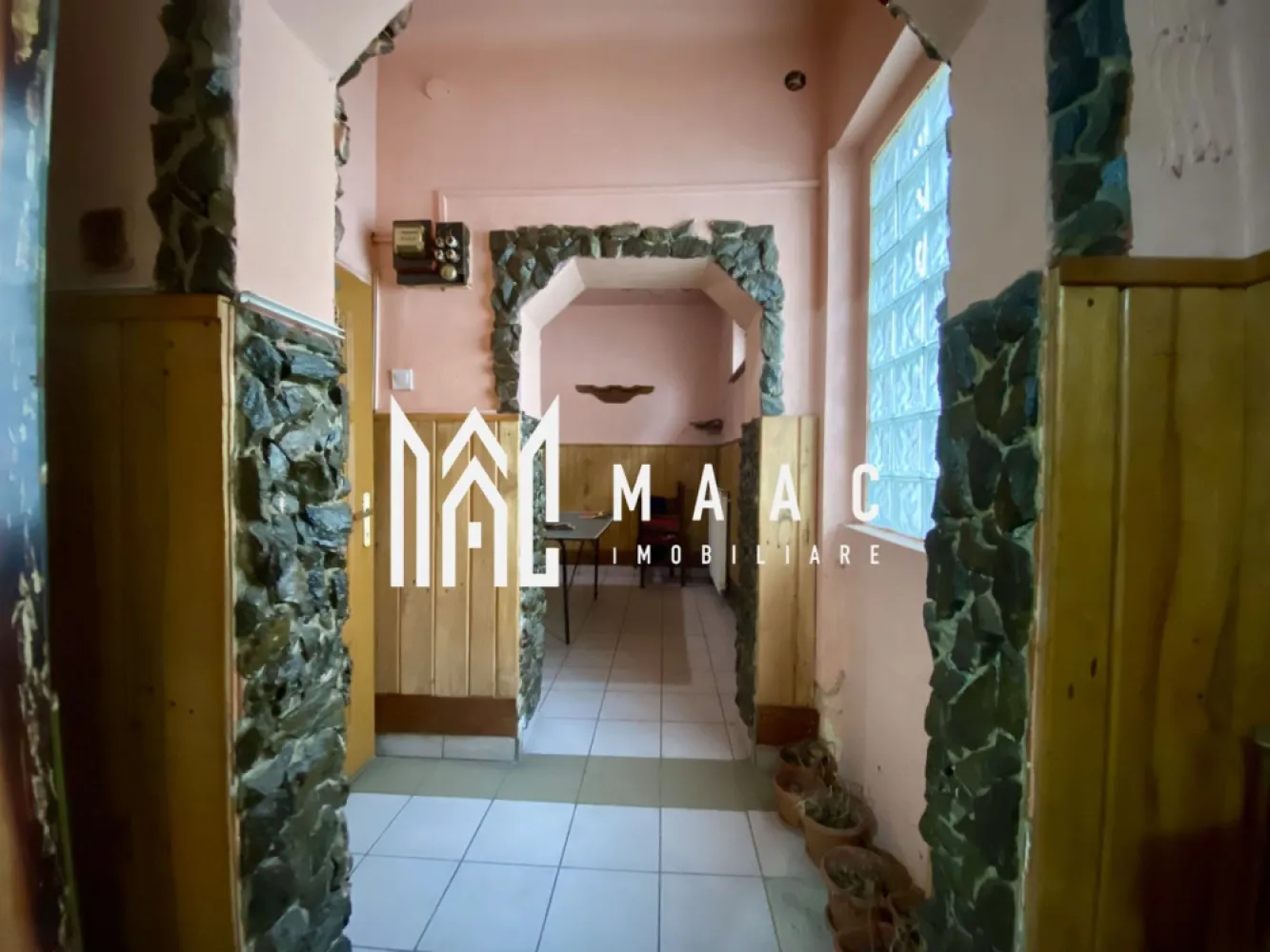 Casa tip Duplex | 4 camere | Teren 126 MP | Zona Piata Cibin - MAAC Imobiliare va propune spre vanzare o casă tip duplex situată în apropierea Pieței Cibin, Sibiu. Suprafață utilă: 50 mp Suprafață teren: 126 mp, din care 80 mp curte liberă. Compartimentare: 4 camere, bucătărie, hol, demisol. Posibilitate de extindere: Casa poate fi mansardată. Casa dispune si de un demisol amenajat. Dotări și utilități: Centrala termica proprie cu calorifere Conectată la toate utilitățile: apă, canalizare, gaz, curent electric Proprietate intabulată. Avantaje și localizare: Este ideala pentru locuință sau investiție, care a funcționat anterior ca spațiu comercial – bar/restaurant cu terasă Acces rapid către Piața Cibin, Piața Cluj și centrul Sibiului Aproape de magazine, farmacii, bănci, mijloace de transport în comun, școli și grădinițe Oportunitate excelentă pentru investiție, cu posibilitate de renovare și modernizare după propriile dorințe. Pentru mai multe detalii precizati telefonic ca ati vazut anuntul cu ID: CP2499375 }}