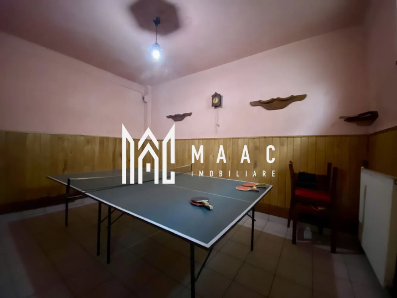 Casa tip Duplex | 4 camere | Teren 126 MP | Zona Piata Cibin - MAAC Imobiliare va propune spre vanzare o casă tip duplex situată în apropierea Pieței Cibin, Sibiu. Suprafață utilă: 50 mp Suprafață teren: 126 mp, din care 80 mp curte liberă. Compartimentare: 4 camere, bucătărie, hol, demisol. Posibilitate de extindere: Casa poate fi mansardată. Casa dispune si de un demisol amenajat. Dotări și utilități: Centrala termica proprie cu calorifere Conectată la toate utilitățile: apă, canalizare, gaz, curent electric Proprietate intabulată. Avantaje și localizare: Este ideala pentru locuință sau investiție, care a funcționat anterior ca spațiu comercial – bar/restaurant cu terasă Acces rapid către Piața Cibin, Piața Cluj și centrul Sibiului Aproape de magazine, farmacii, bănci, mijloace de transport în comun, școli și grădinițe Oportunitate excelentă pentru investiție, cu posibilitate de renovare și modernizare după propriile dorințe. Pentru mai multe detalii precizati telefonic ca ati vazut anuntul cu ID: CP2499375 }}