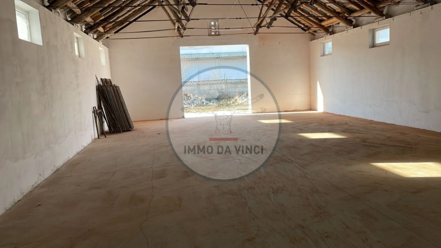 Hală Nouă 250 mp – Str. Depozitelor 56, Satu Mare - Vă oferim spre închiriere o hală industrială de 250 mp, situată într-una dintre cele mai căutate zone logistice din Satu Mare, pe strada Depozitelor nr. 56. Imobilul este în curs de finalizare, oferind un spațiu modern, curat și gata să găzduiască operațiunile afacerii dumneavoastră.
Specificații cheie:
Suprafață totală: 250 mp (spațiu deschis, ușor de configurat).
Stadiu: Construcție nouă, finisaje în curs de execuție.
Acces: Poartă de acces de dimensiuni mari, potrivită pentru încărcare/descărcare marfă.
Utilități complete: Curent trifazic (ideal pentru utilaje), apă, canalizare.
Locație: Acces facil pentru transportatori, în inima zonei industriale.
Datorită suprafeței generoase de 250 mp, acest spațiu este soluția perfectă pentru depozitare de volum, activități de producție, logistică sau distribuție regională.