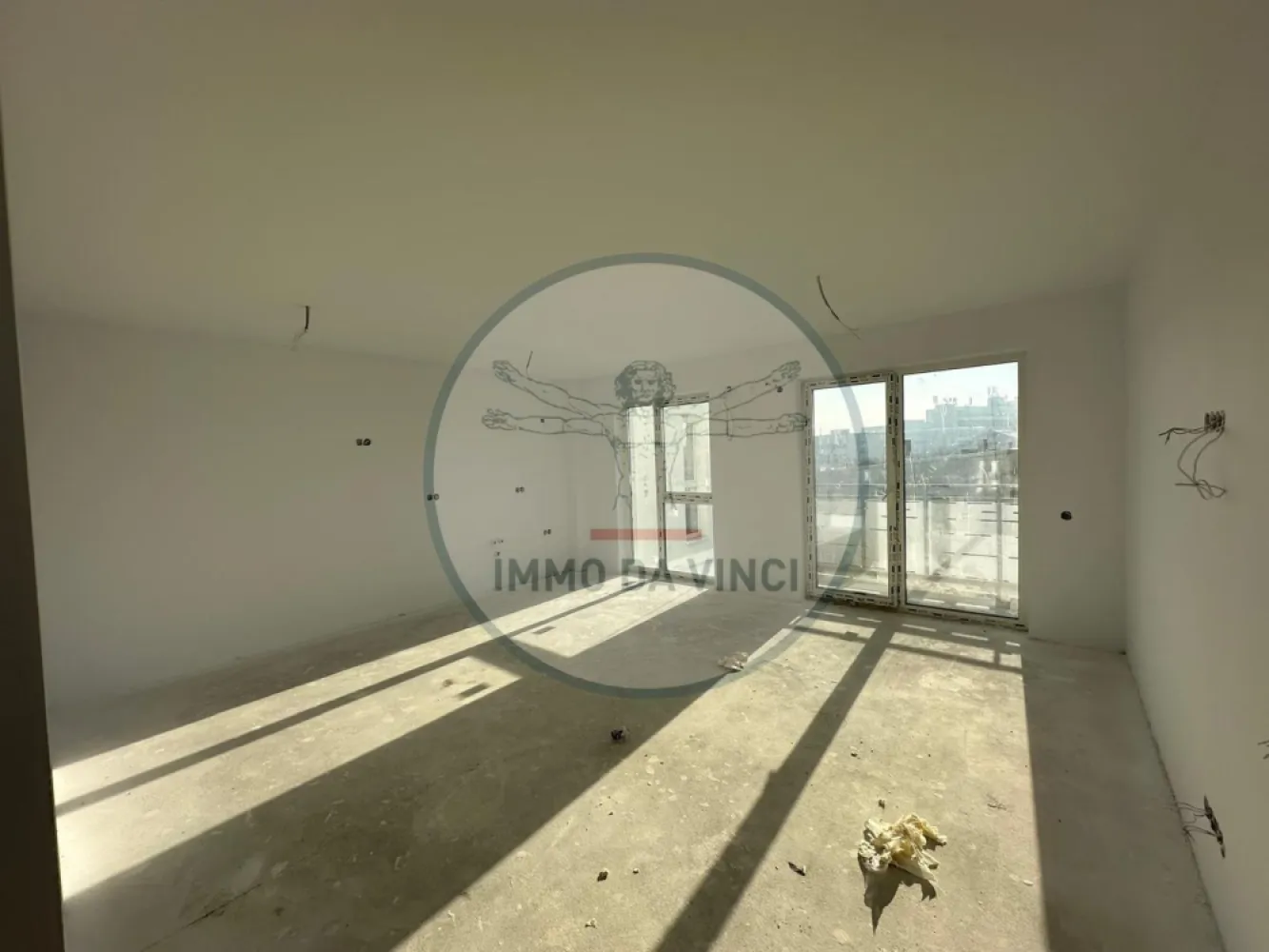 Apartament cu 3 camere, elegant și luminos – 62 mp + 10 mp balcon - Apartament cu 3 camere, elegant și luminos – 62 mp + 10 mp balcon cartier Marasti / Bulgaria
Preț: 199.500 EUR | Parcare subterană inclusă

Descoperă un apartament modern, situat la etajul 2, cu expunere sudică și vedere către oraș, retras de la zgomotul urban. Spațiul de 62 mp utili este completat de un balcon generos de 10 mp, perfect pentru relaxare.

Compartimentare practică:
Living luminos cu bucătărie open space
2 dormitoare confortabile unul matrimonial cu baie proprie
2 băi moderne
Balcon spațios cu priveliște către curtea interioară

Dotări și finisaje premium:
Încălzire în pardoseală
Ferestre Rehau cu sticlă tripan
Ușă metalică de intrare
Finisaje în tonuri neutre, pereți zugrăviți cu lavabil alb
Avantaj suplimentar: loc de parcare în subteran inclus în preț.

Contactează-ne pentru detalii și vizionări:
📞 0756 935 933 | 0749 367 179