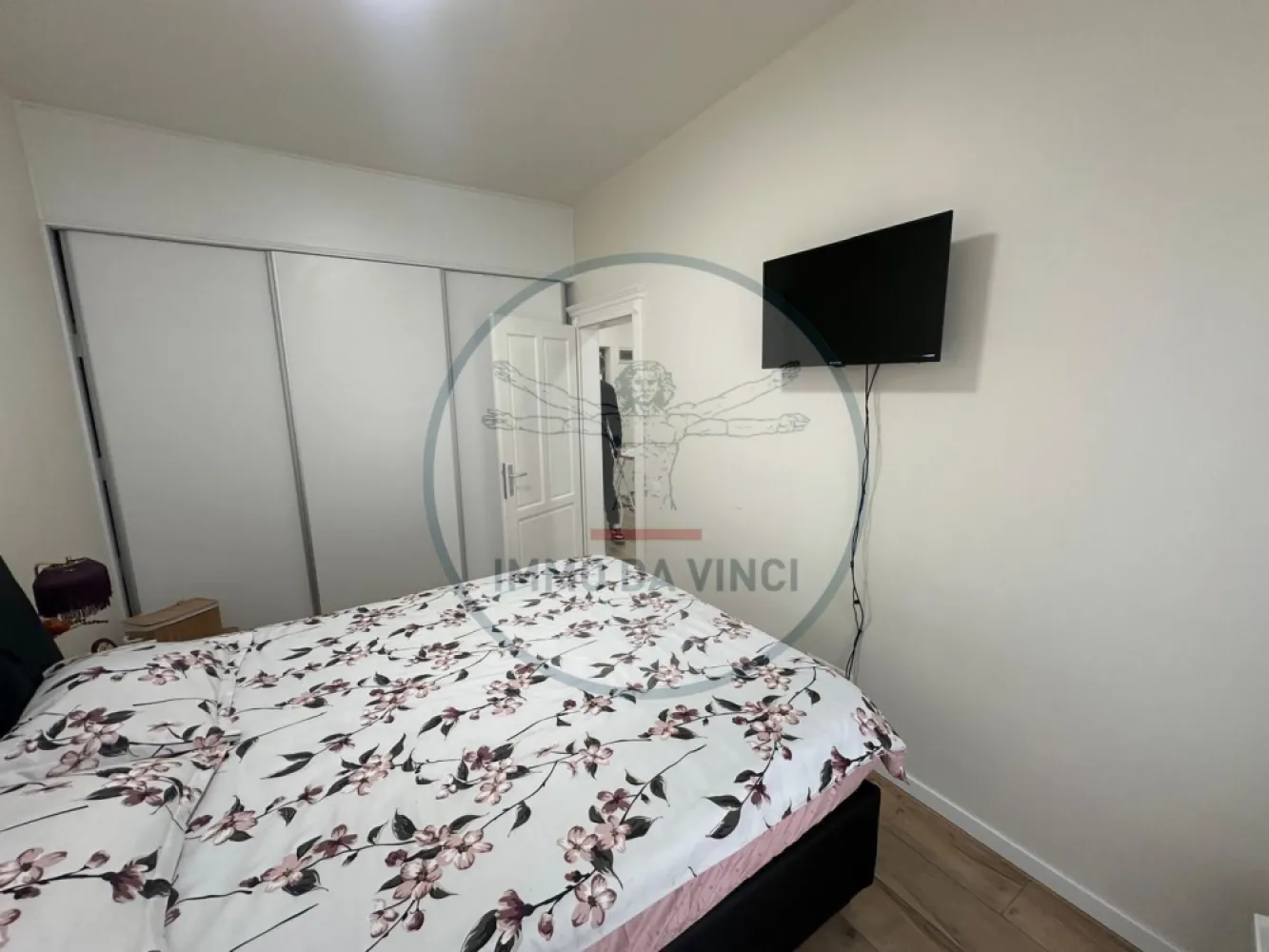 Apartament 3 camere Zona Marasti | Arte Plastice | Iulius Mall - 🏡 De vânzare | Apartament 3 camere – Mărăști, Cluj-Napoca
📍 Situat în inima cartierului Mărăști, la doar 10 minute de FSEGA și Iulius Mall, acest apartament de 55 mp utili + 6 mp balcon etaj 1 este ideal pentru locuit sau investiție.
🛏️ 2 dormitoare luminoase cu dressing + living generos
🍴 Bucătărie și baie modernă
🔥 Centrală termică proprie, incalzire in pardosea
🏠 2 locuri de parcare subterana
💡 Se poate achiziționa cu preluare de chiriași, oferind venit imediat pentru investitori, atat cash cat si credit.
Zonă liniștită, aproape de transport, magazine, bănci și servicii.
📞 Contact: 0756 935 933 sau 0749 367 179