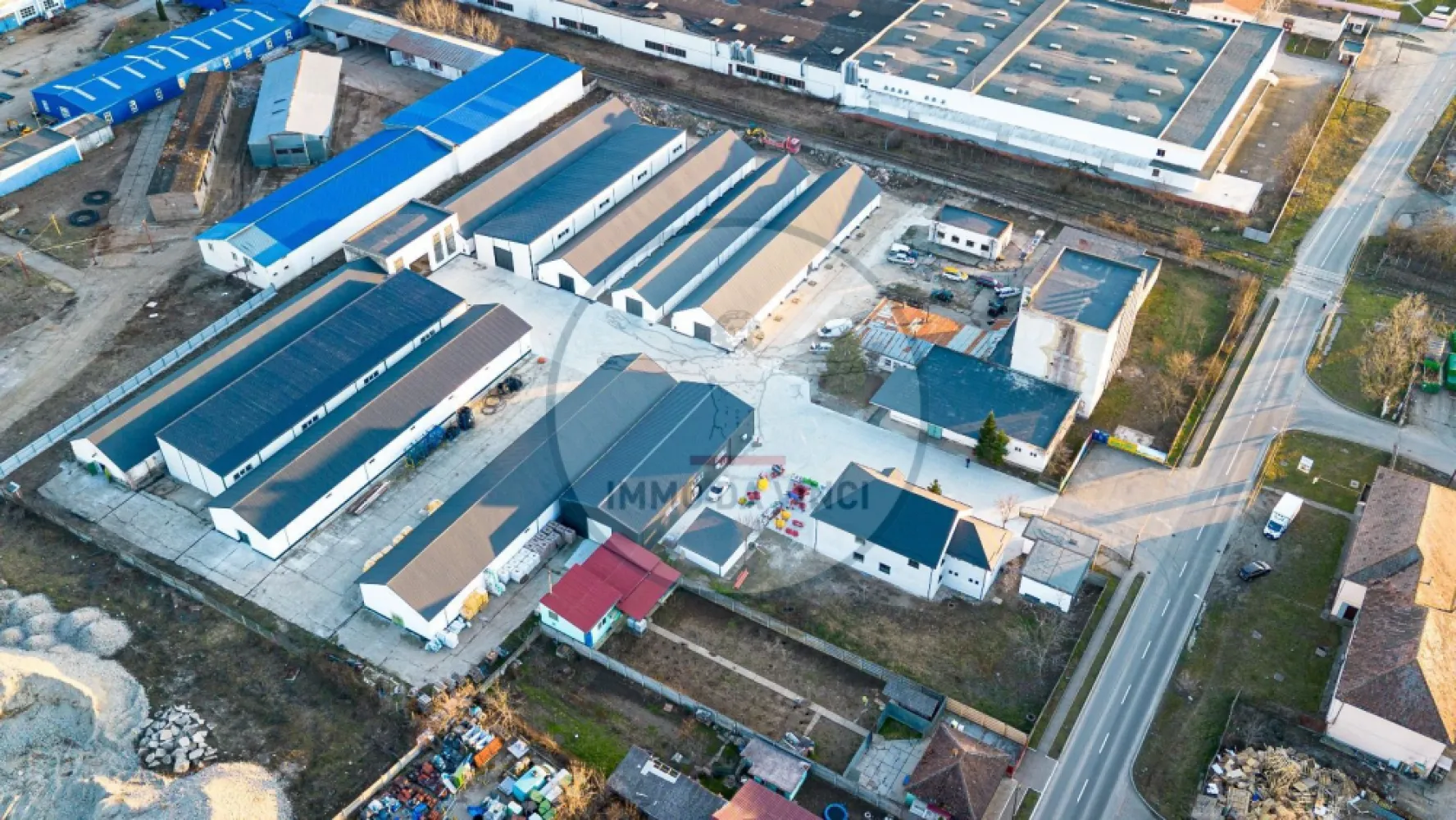 Vindem 10 hale str. Depozitelor 56 cu supr. de la 550 mp - OPORTUNITATE INVESTITIE !!! Oferim spre vanzare Hale Industriale pe strada Depozitelor, nr.56 fostul AGROSEM cu o suprafață totală de 17.570 mp.
Halele sunt in numar de 10 unitati cu suprafete intre 550 mp si 600 mp renovate .
 Cladire de 1800 mp - clădire care poate fi transformata in hala producție sau fabrica .
Clădire de birouri de 450 mp,complet renovata, izolata exterior cu polistiren de 15 cm, geamuri termopan.

6 hale sunt deja inchiriate iar chiria este cuprinsa între 2 si 3 eur/ mp plus tva, cu contract pe 5 ani.

Halele sunt sunt ideale pentru activități de depozitare , logistică sau productie beneficiind de toate utilitățile necesare. Platforma betonată de 12 m x 100 m permite manevrarea ușoară a camioanelor, iar curtea este amenajata pentru a asigura un mediu optim de lucru.
Panourile sandwich sunt de grosime de 8 cm cu structura de beton .

Utilități:
Curent trifazic
Post trafo
Apă
Canalizare

Platformă betonată de 12 m x 100 m, ideală pentru intrare, întoarcere și manevrare camion
Fiecare hală este contorizată separat la apă, curent plus hidranti de apă in curte.
Posibilitate de montare panouri solare, cu post trafo în curte care aparține proprietății
Avantaje:
Acces facil la mijloacele de transport in comun.
Zonă agroindustrială situată lângă calea ferată.
Posibilitate de legătură cu calea ferată pentru încărcare și descărcare directă în vagon
Contorizare separată la apă, gaz și curent pentru fiecare hală
Infrastructură modernă și facilități complete
Potențial de montare panouri solare, datorită postului trafo propriu.

Preț total :2.800.000 euro
Contact:
Pentru mai multe informații și pentru a programa o vizionare, vă rugăm să sunați la:
Telefon: 0751428260