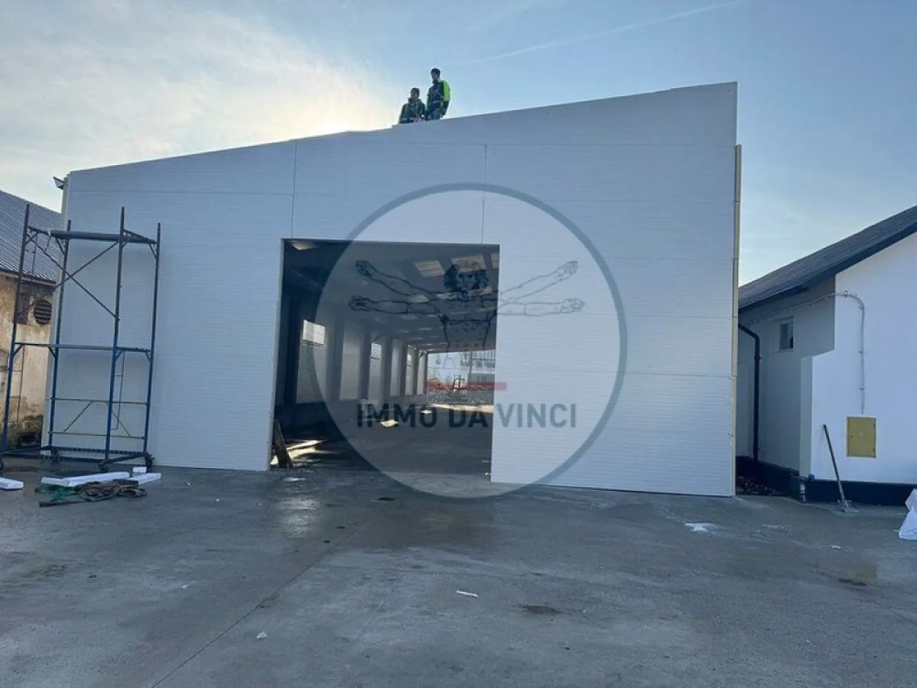 Inchiriem Hale Industriale / locuri de depozitare /birouri - Oferim spre închiriere Hale Industriale pe strada Depozitelor, nr.56 cu o suprafață totală de 17.570 mp.
Halele sunt de 200 mp - 300 mp -500 mp si 600 mp.
Halele sunt sunt ideale pentru activități de depozitare , logistică sau productie beneficiind de toate utilitățile necesare. Platforma betonată de 12 m x 100 m permite manevrarea ușoară a camioanelor, iar curtea este amenajata pentru a asigura un mediu optim de lucru.
Panourile sandwich sunt de grosime de 8 cm cu structura de beton .
Utilități:
Curent trifazic
Post trafo
Apă
Canalizare
Platformă betonată de 12 m x 100 m, ideală pentru intrare, întoarcere și manevrare camion
Fiecare hală este contorizată separat la apă, curent plus hidranti de apă in curte.
Posibilitate de montare panouri solare, cu post trafo în curte care aparține proprietății
Avantaje:
Acces facil la mijloacele de transport in comun.
Zonă agroindustrială situată lângă calea ferată.
Posibilitate de legătură cu calea ferată pentru încărcare și descărcare directă în vagon
Contorizare separată la apă, gaz și curent pentru fiecare hală
Infrastructură modernă și facilități complete
Potențial de montare panouri solare, datorită postului trafo propriu.
Contact:
Pentru mai multe informații și pentru a programa o vizionare, vă rugăm să sunați la:
Telefon: 0751428260
Nu ratați ocazia de a închiria această hală industrială cu facilități excelente și acces strategic!
Suprafata platforma: 1200 mp