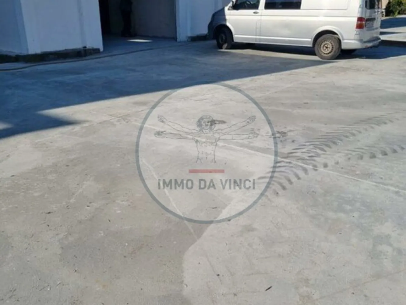 Inchiriem Hale Industriale / locuri de depozitare /birouri - Oferim spre închiriere Hale Industriale pe strada Depozitelor, nr.56 cu o suprafață totală de 17.570 mp.
Halele sunt de 200 mp - 300 mp -500 mp si 600 mp.
Halele sunt sunt ideale pentru activități de depozitare , logistică sau productie beneficiind de toate utilitățile necesare. Platforma betonată de 12 m x 100 m permite manevrarea ușoară a camioanelor, iar curtea este amenajata pentru a asigura un mediu optim de lucru.
Panourile sandwich sunt de grosime de 8 cm cu structura de beton .
Utilități:
Curent trifazic
Post trafo
Apă
Canalizare
Platformă betonată de 12 m x 100 m, ideală pentru intrare, întoarcere și manevrare camion
Fiecare hală este contorizată separat la apă, curent plus hidranti de apă in curte.
Posibilitate de montare panouri solare, cu post trafo în curte care aparține proprietății
Avantaje:
Acces facil la mijloacele de transport in comun.
Zonă agroindustrială situată lângă calea ferată.
Posibilitate de legătură cu calea ferată pentru încărcare și descărcare directă în vagon
Contorizare separată la apă, gaz și curent pentru fiecare hală
Infrastructură modernă și facilități complete
Potențial de montare panouri solare, datorită postului trafo propriu.
Contact:
Pentru mai multe informații și pentru a programa o vizionare, vă rugăm să sunați la:
Telefon: 0751428260
Nu ratați ocazia de a închiria această hală industrială cu facilități excelente și acces strategic!
Suprafata platforma: 1200 mp
