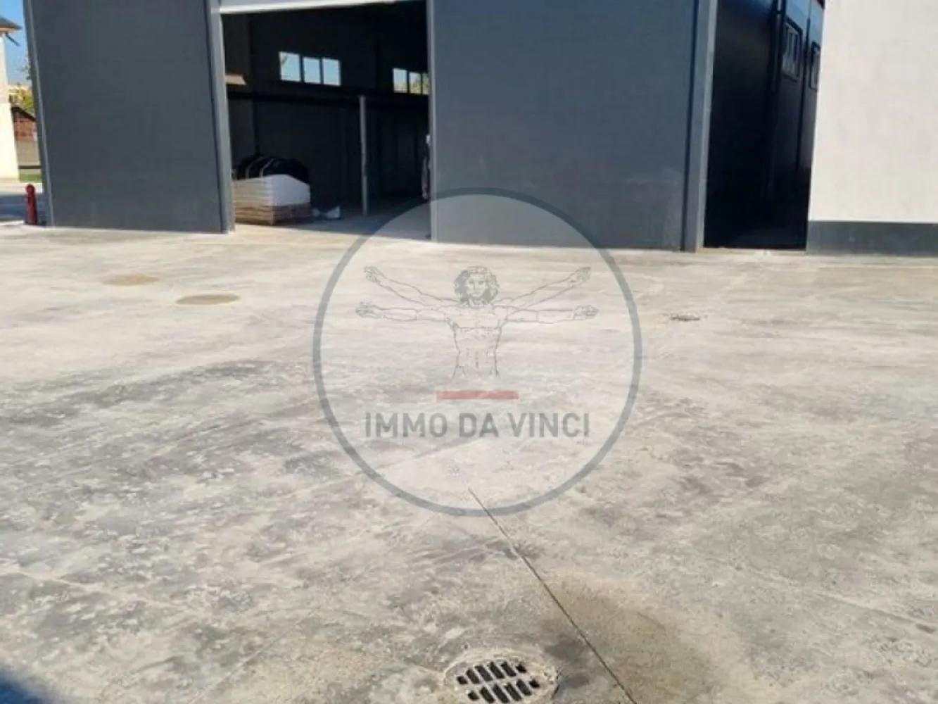 Inchiriem Hale Industriale / locuri de depozitare /birouri - Oferim spre închiriere Hale Industriale pe strada Depozitelor, nr.56 cu o suprafață totală de 17.570 mp.
Halele sunt de 200 mp - 300 mp -500 mp si 600 mp.
Halele sunt sunt ideale pentru activități de depozitare , logistică sau productie beneficiind de toate utilitățile necesare. Platforma betonată de 12 m x 100 m permite manevrarea ușoară a camioanelor, iar curtea este amenajata pentru a asigura un mediu optim de lucru.
Panourile sandwich sunt de grosime de 8 cm cu structura de beton .
Utilități:
Curent trifazic
Post trafo
Apă
Canalizare
Platformă betonată de 12 m x 100 m, ideală pentru intrare, întoarcere și manevrare camion
Fiecare hală este contorizată separat la apă, curent plus hidranti de apă in curte.
Posibilitate de montare panouri solare, cu post trafo în curte care aparține proprietății
Avantaje:
Acces facil la mijloacele de transport in comun.
Zonă agroindustrială situată lângă calea ferată.
Posibilitate de legătură cu calea ferată pentru încărcare și descărcare directă în vagon
Contorizare separată la apă, gaz și curent pentru fiecare hală
Infrastructură modernă și facilități complete
Potențial de montare panouri solare, datorită postului trafo propriu.
Contact:
Pentru mai multe informații și pentru a programa o vizionare, vă rugăm să sunați la:
Telefon: 0751428260
Nu ratați ocazia de a închiria această hală industrială cu facilități excelente și acces strategic!
Suprafata platforma: 1200 mp