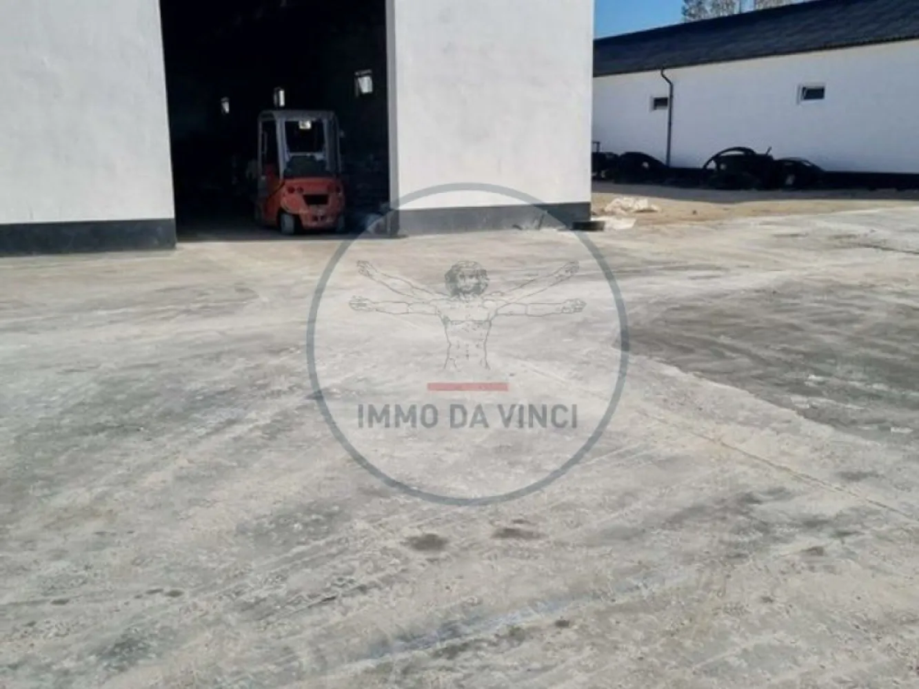 Inchiriem Hale Industriale / locuri de depozitare /birouri - Oferim spre închiriere Hale Industriale pe strada Depozitelor, nr.56 cu o suprafață totală de 17.570 mp.
Halele sunt de 200 mp - 300 mp -500 mp si 600 mp.
Halele sunt sunt ideale pentru activități de depozitare , logistică sau productie beneficiind de toate utilitățile necesare. Platforma betonată de 12 m x 100 m permite manevrarea ușoară a camioanelor, iar curtea este amenajata pentru a asigura un mediu optim de lucru.
Panourile sandwich sunt de grosime de 8 cm cu structura de beton .
Utilități:
Curent trifazic
Post trafo
Apă
Canalizare
Platformă betonată de 12 m x 100 m, ideală pentru intrare, întoarcere și manevrare camion
Fiecare hală este contorizată separat la apă, curent plus hidranti de apă in curte.
Posibilitate de montare panouri solare, cu post trafo în curte care aparține proprietății
Avantaje:
Acces facil la mijloacele de transport in comun.
Zonă agroindustrială situată lângă calea ferată.
Posibilitate de legătură cu calea ferată pentru încărcare și descărcare directă în vagon
Contorizare separată la apă, gaz și curent pentru fiecare hală
Infrastructură modernă și facilități complete
Potențial de montare panouri solare, datorită postului trafo propriu.
Contact:
Pentru mai multe informații și pentru a programa o vizionare, vă rugăm să sunați la:
Telefon: 0751428260
Nu ratați ocazia de a închiria această hală industrială cu facilități excelente și acces strategic!
Suprafata platforma: 1200 mp
