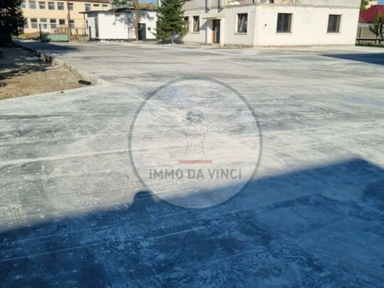 Inchiriem Hale Industriale / locuri de depozitare /birouri - Oferim spre închiriere Hale Industriale pe strada Depozitelor, nr.56 cu o suprafață totală de 17.570 mp.
Halele sunt de 200 mp - 300 mp -500 mp si 600 mp.
Halele sunt sunt ideale pentru activități de depozitare , logistică sau productie beneficiind de toate utilitățile necesare. Platforma betonată de 12 m x 100 m permite manevrarea ușoară a camioanelor, iar curtea este amenajata pentru a asigura un mediu optim de lucru.
Panourile sandwich sunt de grosime de 8 cm cu structura de beton .
Utilități:
Curent trifazic
Post trafo
Apă
Canalizare
Platformă betonată de 12 m x 100 m, ideală pentru intrare, întoarcere și manevrare camion
Fiecare hală este contorizată separat la apă, curent plus hidranti de apă in curte.
Posibilitate de montare panouri solare, cu post trafo în curte care aparține proprietății
Avantaje:
Acces facil la mijloacele de transport in comun.
Zonă agroindustrială situată lângă calea ferată.
Posibilitate de legătură cu calea ferată pentru încărcare și descărcare directă în vagon
Contorizare separată la apă, gaz și curent pentru fiecare hală
Infrastructură modernă și facilități complete
Potențial de montare panouri solare, datorită postului trafo propriu.
Contact:
Pentru mai multe informații și pentru a programa o vizionare, vă rugăm să sunați la:
Telefon: 0751428260
Nu ratați ocazia de a închiria această hală industrială cu facilități excelente și acces strategic!
Suprafata platforma: 1200 mp