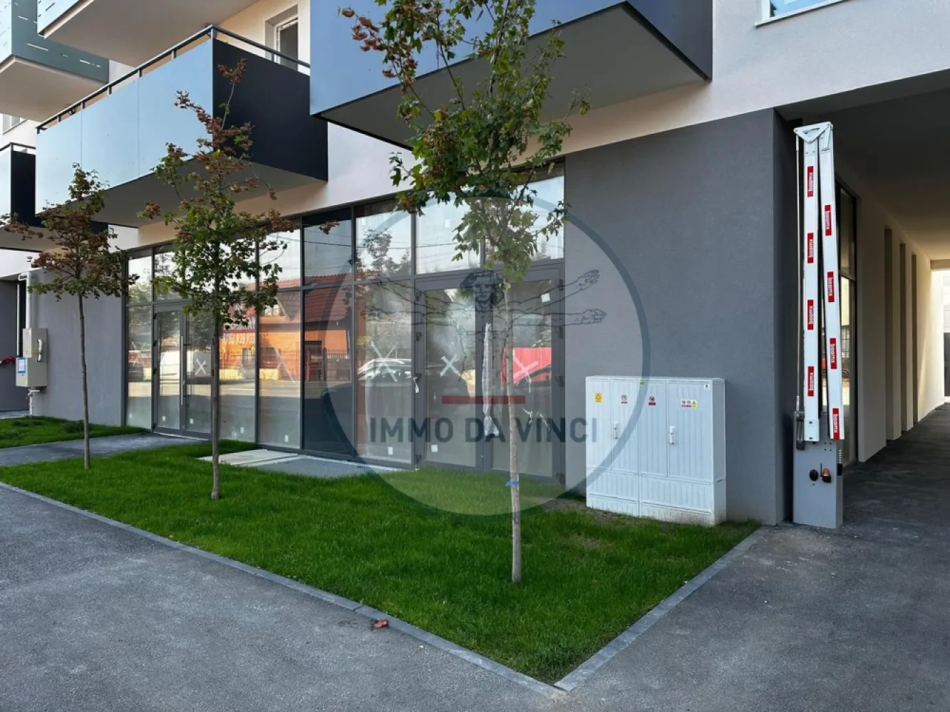 SPAȚIU COMERCIAL PREMIUM 2.400EUR– CARTIER BULGARIA, CLUJ-NAPOCA - 🏢 SPAȚIU COMERCIAL PREMIUM – CARTIER BULGARIA, CLUJ-NAPOCA
💰 Preț: 2.400 EUR/mp – negociabil
📏 Suprafață totală: 69 mp open-space, compartimentabil după nevoi
🌟 Vitrină largă la stradă – expunere excelentă pentru reclame și brand
🚪 Acces direct din stradă, poziție strategică cu trafic intens
🔧 Finisaje moderne, spațiul pregătit pentru amenajări personalizate
🚗 Parcare dedicată: 2 locuri disponibile contra cost – raritate în zonă
✅ Investiție sigură, ideal și ca sediu propriu

Ideal pentru:
🏥 Cabinete medicale, clinici private
💆‍♂️ Saloane de înfrumusețare, spa-uri
🏢 Birouri, agenții de servicii
🛒 Magazine, showroom-uri

📞 Contact rapid: 0749 367 179 / 0756 935 933

Nu rata ocazia! Programează o vizionare și descoperă avantajele unei poziționări comerciale premium!