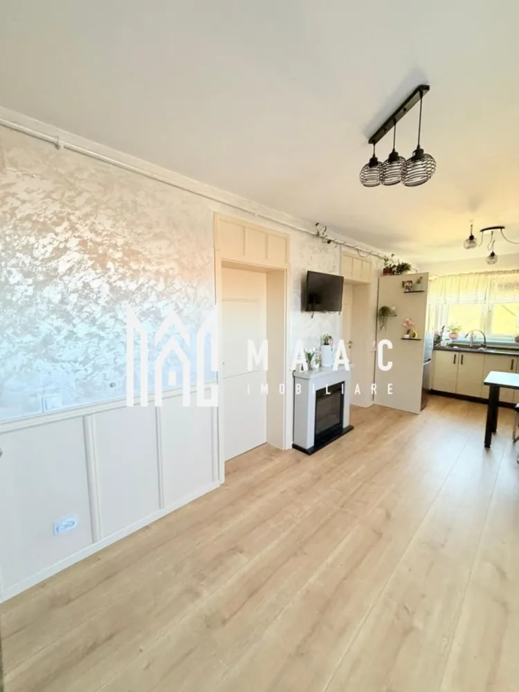 Apartament 3 camere I 65 MPU I Loc de parcare I Șelimbăr - MAAC Imobiliare va propune spre vanzare un apartament modern cu 3 camere, situat în Șelimbăr, într-o zonă liniștită și apreciată, ideal atât pentru locuit, cât și pentru investiție.

Apartamentul este amplasat la etajul 3 din 3 al unui imobil construit în anul 2018 și are o suprafață utilă de 65 mp, compartimentată eficient pentru confortul unei familii.

Un avantaj major al proprietății este spațiul suplimentar de depozitare de aproximativ 30 mp, care este intabulat și înscris în Cartea Funciară (CF). De asemenea, există posibilitatea amenajării unui spațiu adițional în pod, oferind oportunități excelente de extindere.

Locuința a fost renovată și complet utilată acum doi ani, beneficiind de dotări și finisaje de calitate superioară:

Plită cu inducție 7 kW Balay
Cuptor electric Bosch
Frigider LG
Cabină de duș cu hidromasaj
WC cu rezervor încastrat
Tâmplărie schimbată Rehau (7 camere, 3 sticle Low-E 4S)
Izolație în pod realizată cu vată bazaltică (20–25 cm)

Apartamentul se vinde mobilat și dispune de un pat matrimonial foarte mare, oferind un plus de confort.

În preț este inclus și un loc de parcare.

Proprietatea se poate achiziționa și prin credit ipotecar.

Avantaje:

Etaj 3/3 – liniște și intimitate
Bloc relativ nou (2018)
Renovat recent
Electrocasnice premium
Spațiu depozitare intabulat (~30 mp)
Posibilitate extindere în pod
Loc de parcare inclus
Acceptă credit ipotecar

Pentru mai multe detalii și programarea unei vizionări, vă invităm să contactați Maac Imobiliare, specificând ID: CP3023406.
