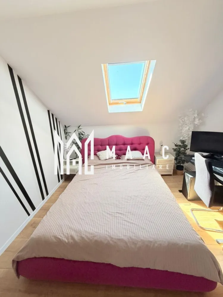 Apartament 3 camere I 65 MPU I Loc de parcare I Șelimbăr - MAAC Imobiliare va propune spre vanzare un apartament modern cu 3 camere, situat în Șelimbăr, într-o zonă liniștită și apreciată, ideal atât pentru locuit, cât și pentru investiție.

Apartamentul este amplasat la etajul 3 din 3 al unui imobil construit în anul 2018 și are o suprafață utilă de 65 mp, compartimentată eficient pentru confortul unei familii.

Un avantaj major al proprietății este spațiul suplimentar de depozitare de aproximativ 30 mp, care este intabulat și înscris în Cartea Funciară (CF). De asemenea, există posibilitatea amenajării unui spațiu adițional în pod, oferind oportunități excelente de extindere.

Locuința a fost renovată și complet utilată acum doi ani, beneficiind de dotări și finisaje de calitate superioară:

Plită cu inducție 7 kW Balay
Cuptor electric Bosch
Frigider LG
Cabină de duș cu hidromasaj
WC cu rezervor încastrat
Tâmplărie schimbată Rehau (7 camere, 3 sticle Low-E 4S)
Izolație în pod realizată cu vată bazaltică (20–25 cm)

Apartamentul se vinde mobilat și dispune de un pat matrimonial foarte mare, oferind un plus de confort.

În preț este inclus și un loc de parcare.

Proprietatea se poate achiziționa și prin credit ipotecar.

Avantaje:

Etaj 3/3 – liniște și intimitate
Bloc relativ nou (2018)
Renovat recent
Electrocasnice premium
Spațiu depozitare intabulat (~30 mp)
Posibilitate extindere în pod
Loc de parcare inclus
Acceptă credit ipotecar

Pentru mai multe detalii și programarea unei vizionări, vă invităm să contactați Maac Imobiliare, specificând ID: CP3023406.