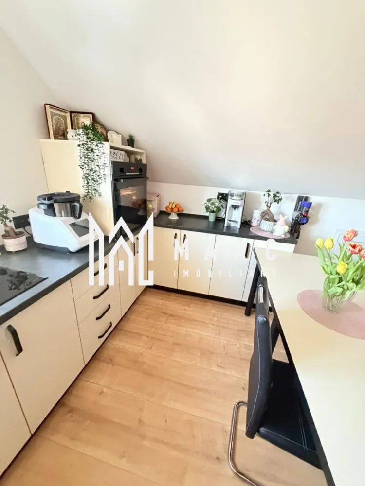 Apartament 3 camere I 65 MPU I Loc de parcare I Șelimbăr - MAAC Imobiliare va propune spre vanzare un apartament modern cu 3 camere, situat în Șelimbăr, într-o zonă liniștită și apreciată, ideal atât pentru locuit, cât și pentru investiție.

Apartamentul este amplasat la etajul 3 din 3 al unui imobil construit în anul 2018 și are o suprafață utilă de 65 mp, compartimentată eficient pentru confortul unei familii.

Un avantaj major al proprietății este spațiul suplimentar de depozitare de aproximativ 30 mp, care este intabulat și înscris în Cartea Funciară (CF). De asemenea, există posibilitatea amenajării unui spațiu adițional în pod, oferind oportunități excelente de extindere.

Locuința a fost renovată și complet utilată acum doi ani, beneficiind de dotări și finisaje de calitate superioară:

Plită cu inducție 7 kW Balay
Cuptor electric Bosch
Frigider LG
Cabină de duș cu hidromasaj
WC cu rezervor încastrat
Tâmplărie schimbată Rehau (7 camere, 3 sticle Low-E 4S)
Izolație în pod realizată cu vată bazaltică (20–25 cm)

Apartamentul se vinde mobilat și dispune de un pat matrimonial foarte mare, oferind un plus de confort.

În preț este inclus și un loc de parcare.

Proprietatea se poate achiziționa și prin credit ipotecar.

Avantaje:

Etaj 3/3 – liniște și intimitate
Bloc relativ nou (2018)
Renovat recent
Electrocasnice premium
Spațiu depozitare intabulat (~30 mp)
Posibilitate extindere în pod
Loc de parcare inclus
Acceptă credit ipotecar

Pentru mai multe detalii și programarea unei vizionări, vă invităm să contactați Maac Imobiliare, specificând ID: CP3023406.