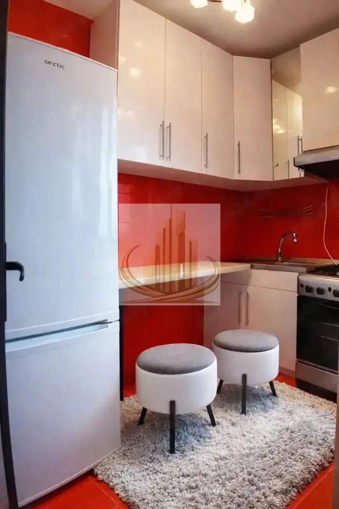 1 Cameră | Renovat complet | zona Take– IPJ/ISHO | Ideal investitie - Grand Mobilis Imobiliare vă propune spre vânzare o garsonieră complet renovată, situată într-o zonă centrală de top, în imediata apropiere de IPJ și complexul rezidențial ISHO Timișoara.

Datorită poziției și amenajării, proprietatea este pregătită pentru utilizare imediată, fiind o alegere excelentă atât pentru locuit, cât și pentru investiție.

📐 Detalii proprietate:
Suprafață utilă: 31 mp (cu balcon inclus)
Etaj: 8 – liniște, lumină naturală și vedere deschisă
Balcon închis, integrat eficient în spațiul locuinței
🏢 Renovare completă & dotări:
Renovare integrală – fără investiții suplimentare
Instalații electrice și sanitare din cupru
Izolație exterioară – confort termic sporit
Tâmplărie PVC cu geam termopan
Finisaje moderne: parchet laminat, gresie, faianță
Mobilier realizat la comandă
Pat matrimonial (160x200) cu saltea memory foam
Canapea din piele
Bucătărie complet echipată
Aer condiționat cu WiFi
Mașină de spălat
Apometre cu citire radio
Țeavă de gaz pe hol – posibilitate montare centrală proprie

👉 Se vinde complet mobilată și utilată, ideală pentru mutare sau închiriere imediată.

📍 Locație – punctul cheie:
Zonă centrală, cu acces rapid către tot orașul
La câteva minute de Universitatea de Medicină
În imediata apropiere: magazine, restaurante, farmacii, bănci
Transport în comun chiar lângă bloc
Acces facil către toate punctele de interes
💼 De ce merită:

✔️ Ideală pentru un cuplu sau persoane singure
✔️ Perfectă pentru studenți (UMF)
✔️ Investiție sigură, cu cerere foarte mare la închiriere
✔️ Apartament „gata de bani” – fără costuri suplimentare
!
📞 Pentru detalii și vizionări, echipa Grand Mobilis Imobiliare vă stă la dispoziție!
ID Intern: CP3070363