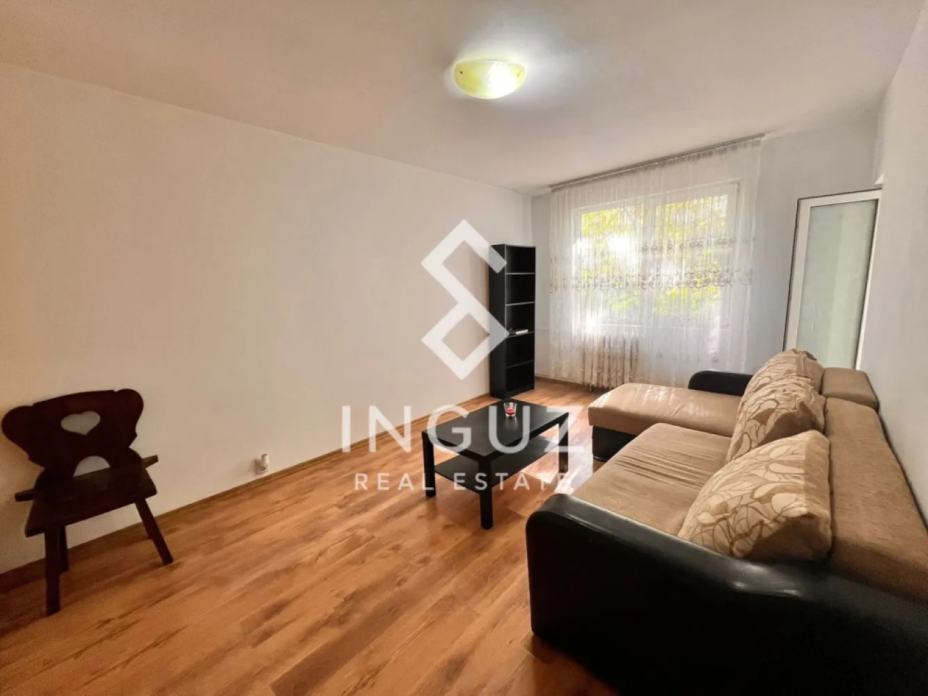 Apartament 2 camere de închiriat – Apărătorii Patriei | Metrou 5 min | - Apartament 2 camere de închiriat – Apărătorii Patriei | Metrou 5 min | Renovat complet

Se oferă spre închiriere un apartament cu 2 camere, proaspăt renovat și complet mobilat, situat într-o zonă liniștită, la doar 5 minute de metrou Apărătorii Patriei.

Apartamentul este ideal pentru locuire confortabilă, fiind potrivit atât pentru studenți, cât și pentru un cuplu sau persoane active.

Detalii apartament:

• Suprafață: 54 mp
• Etaj: 2
• Compartimentare: 2 camere
• Complet mobilat și utilat

Dotări:

• Frigider
• Aragaz
• Mașină de spălat
• Interfon

Zonă – Apărătorii Patriei

Apartamentul este amplasat într-o zonă bine conectată și liniștită din sudul Bucureștiului, cu acces rapid către toate punctele importante din oraș.

• 5 minute de metrou Apărătorii Patriei
• Aproape de Universitatea Spiru Haret
• Supermarketuri (Mega Image, Profi, Lidl)
• Restaurante, cafenele și servicii
• Farmacii, bănci, facilități zilnice
• Bloc curat și vecini liniștiți

Avantaje:

• Apartament proaspăt renovat
• Zonă sigură și liniștită
• Acces rapid la transport
• Ideal pentru locuire pe termen lung