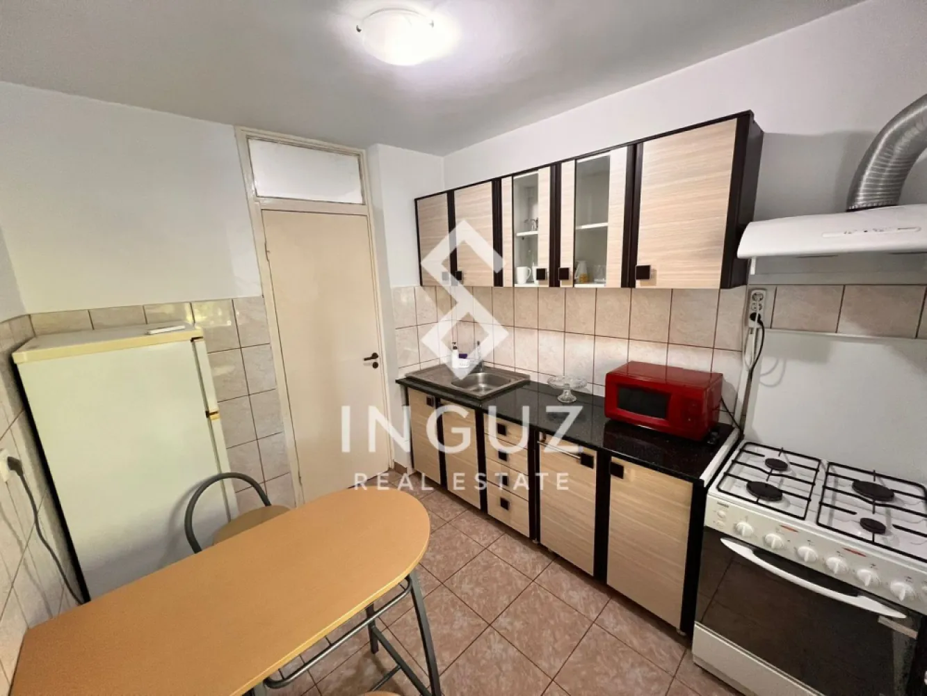 Apartament 2 camere de închiriat – Apărătorii Patriei | Metrou 5 min | - Apartament 2 camere de închiriat – Apărătorii Patriei | Metrou 5 min | Renovat complet

Se oferă spre închiriere un apartament cu 2 camere, proaspăt renovat și complet mobilat, situat într-o zonă liniștită, la doar 5 minute de metrou Apărătorii Patriei.

Apartamentul este ideal pentru locuire confortabilă, fiind potrivit atât pentru studenți, cât și pentru un cuplu sau persoane active.

Detalii apartament:

• Suprafață: 54 mp
• Etaj: 2
• Compartimentare: 2 camere
• Complet mobilat și utilat

Dotări:

• Frigider
• Aragaz
• Mașină de spălat
• Interfon

Zonă – Apărătorii Patriei

Apartamentul este amplasat într-o zonă bine conectată și liniștită din sudul Bucureștiului, cu acces rapid către toate punctele importante din oraș.

• 5 minute de metrou Apărătorii Patriei
• Aproape de Universitatea Spiru Haret
• Supermarketuri (Mega Image, Profi, Lidl)
• Restaurante, cafenele și servicii
• Farmacii, bănci, facilități zilnice
• Bloc curat și vecini liniștiți

Avantaje:

• Apartament proaspăt renovat
• Zonă sigură și liniștită
• Acces rapid la transport
• Ideal pentru locuire pe termen lung
