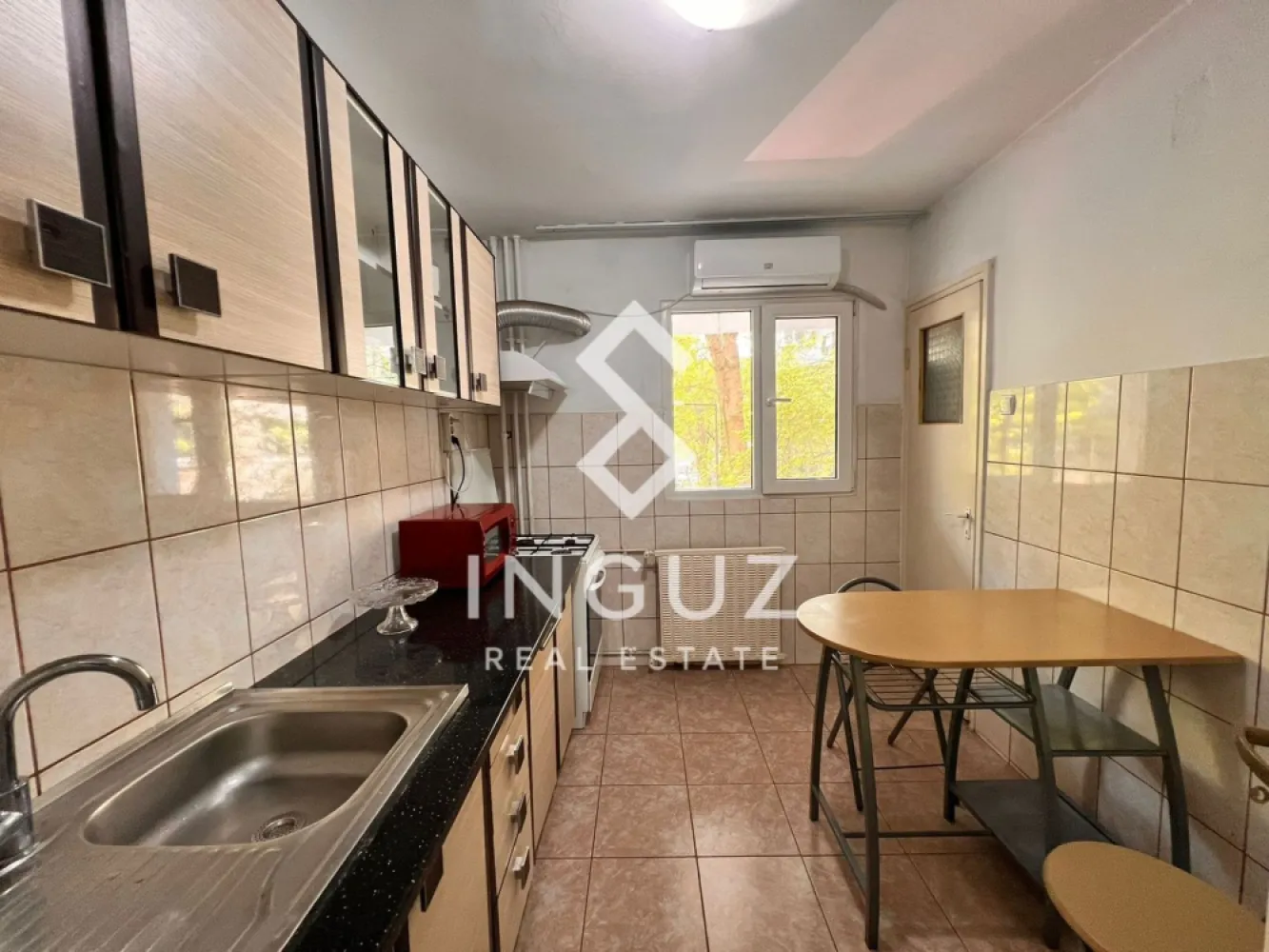 Apartament 2 camere de închiriat – Apărătorii Patriei | Metrou 5 min | - Apartament 2 camere de închiriat – Apărătorii Patriei | Metrou 5 min | Renovat complet

Se oferă spre închiriere un apartament cu 2 camere, proaspăt renovat și complet mobilat, situat într-o zonă liniștită, la doar 5 minute de metrou Apărătorii Patriei.

Apartamentul este ideal pentru locuire confortabilă, fiind potrivit atât pentru studenți, cât și pentru un cuplu sau persoane active.

Detalii apartament:

• Suprafață: 54 mp
• Etaj: 2
• Compartimentare: 2 camere
• Complet mobilat și utilat

Dotări:

• Frigider
• Aragaz
• Mașină de spălat
• Interfon

Zonă – Apărătorii Patriei

Apartamentul este amplasat într-o zonă bine conectată și liniștită din sudul Bucureștiului, cu acces rapid către toate punctele importante din oraș.

• 5 minute de metrou Apărătorii Patriei
• Aproape de Universitatea Spiru Haret
• Supermarketuri (Mega Image, Profi, Lidl)
• Restaurante, cafenele și servicii
• Farmacii, bănci, facilități zilnice
• Bloc curat și vecini liniștiți

Avantaje:

• Apartament proaspăt renovat
• Zonă sigură și liniștită
• Acces rapid la transport
• Ideal pentru locuire pe termen lung