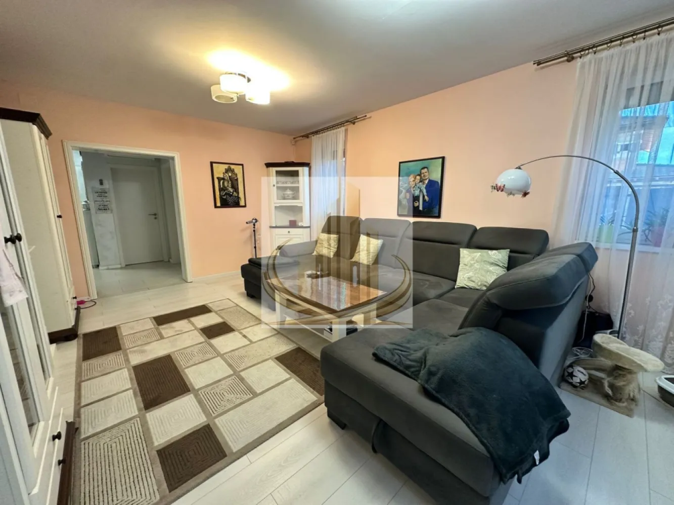 Casă premium cu panouri solare, stație EV, anexă locuibilă și grădină - Grand Mobilis Imobiliare vă prezintă spre vânzare o proprietate remarcabilă, situată pe Strada Jiului — o reședință care îmbină eleganța, funcționalitatea și tehnologia modernă într-un cadru generos și intim.

📐 Suprafață utilă: 144 mp
🌳 Teren: 555 mp
🏡 Regim de înălțime: Parter + mansardă

Arhitectură interioară – echilibru și rafinament

Parterul este conceput ca un spațiu al socializării și al confortului:
– living amplu, scăldat în lumină naturală
– zonă de dining cu deschidere către terasă
– bucătărie închisă, eficient compartimentată
– birou
– baie și cameră tehnică

Etajul oferă intimitate și relaxare:
– 3 dormitoare luminoase
– dormitor matrimonial cu dressing dedicat
– baie spațioasă cu jacuzzi și bidet
– acces către terasă din două dormitoare

Exterior – natură organizată inteligent

Terenul de 555 mp este gândit ca un mic ecosistem privat:
– grădină amenajată cu sistem automat de irigații
– foraj de mică adâncime pentru irigații
– terasă de grădină
– construcție anexă independentă (living open space + bucătărie + baie) 60 mp

Tehnologie & confort contemporan

– panouri solare (putere instalată 7.5 kW)
– stație de încărcare pentru autoturisme electrice
– centrală termică pe gaz + radiatoare
– tâmplărie PVC cu geam tripan
– rulouri exterioare + plase de insecte
– poartă automatizată

Parcare generoasă

– carport pentru 3 autoturisme
– încă 3 locuri de parcare în fața proprietății

Un avantaj esențial

Proprietatea se vinde complet mobilată și utilată, fiind pregătită pentru mutare imediată — fără compromisuri, fără investiții suplimentare, doar confort de la prima zi.

O locuință care nu doar impresionează prin dotări, ci oferă un stil de viață coerent — unde fiecare detaliu este deja pus la punct.

📞 Pentru informații suplimentare și programarea unei vizionări, vă stăm la dispoziție.

TUR VIRTUAL 360 DISPONIBIL LA CERERE
ID Intern CP3069367