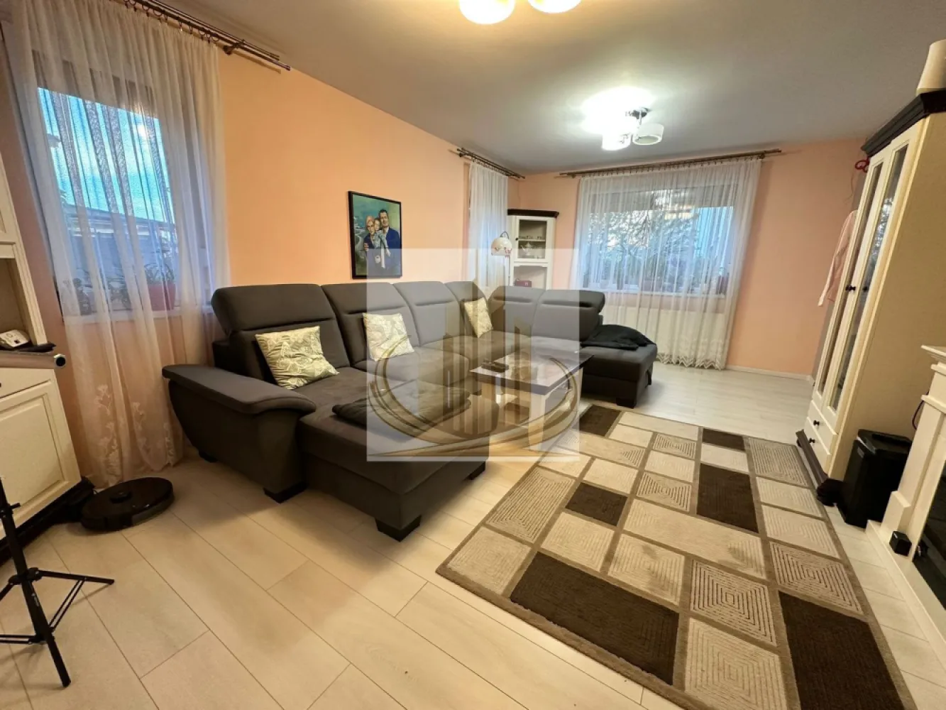 Casă premium cu panouri solare, stație EV, anexă locuibilă și grădină - Grand Mobilis Imobiliare vă prezintă spre vânzare o proprietate remarcabilă, situată pe Strada Jiului — o reședință care îmbină eleganța, funcționalitatea și tehnologia modernă într-un cadru generos și intim.

📐 Suprafață utilă: 144 mp
🌳 Teren: 555 mp
🏡 Regim de înălțime: Parter + mansardă

Arhitectură interioară – echilibru și rafinament

Parterul este conceput ca un spațiu al socializării și al confortului:
– living amplu, scăldat în lumină naturală
– zonă de dining cu deschidere către terasă
– bucătărie închisă, eficient compartimentată
– birou
– baie și cameră tehnică

Etajul oferă intimitate și relaxare:
– 3 dormitoare luminoase
– dormitor matrimonial cu dressing dedicat
– baie spațioasă cu jacuzzi și bidet
– acces către terasă din două dormitoare

Exterior – natură organizată inteligent

Terenul de 555 mp este gândit ca un mic ecosistem privat:
– grădină amenajată cu sistem automat de irigații
– foraj de mică adâncime pentru irigații
– terasă de grădină
– construcție anexă independentă (living open space + bucătărie + baie) 60 mp

Tehnologie & confort contemporan

– panouri solare (putere instalată 7.5 kW)
– stație de încărcare pentru autoturisme electrice
– centrală termică pe gaz + radiatoare
– tâmplărie PVC cu geam tripan
– rulouri exterioare + plase de insecte
– poartă automatizată

Parcare generoasă

– carport pentru 3 autoturisme
– încă 3 locuri de parcare în fața proprietății

Un avantaj esențial

Proprietatea se vinde complet mobilată și utilată, fiind pregătită pentru mutare imediată — fără compromisuri, fără investiții suplimentare, doar confort de la prima zi.

O locuință care nu doar impresionează prin dotări, ci oferă un stil de viață coerent — unde fiecare detaliu este deja pus la punct.

📞 Pentru informații suplimentare și programarea unei vizionări, vă stăm la dispoziție.

TUR VIRTUAL 360 DISPONIBIL LA CERERE
ID Intern CP3069367