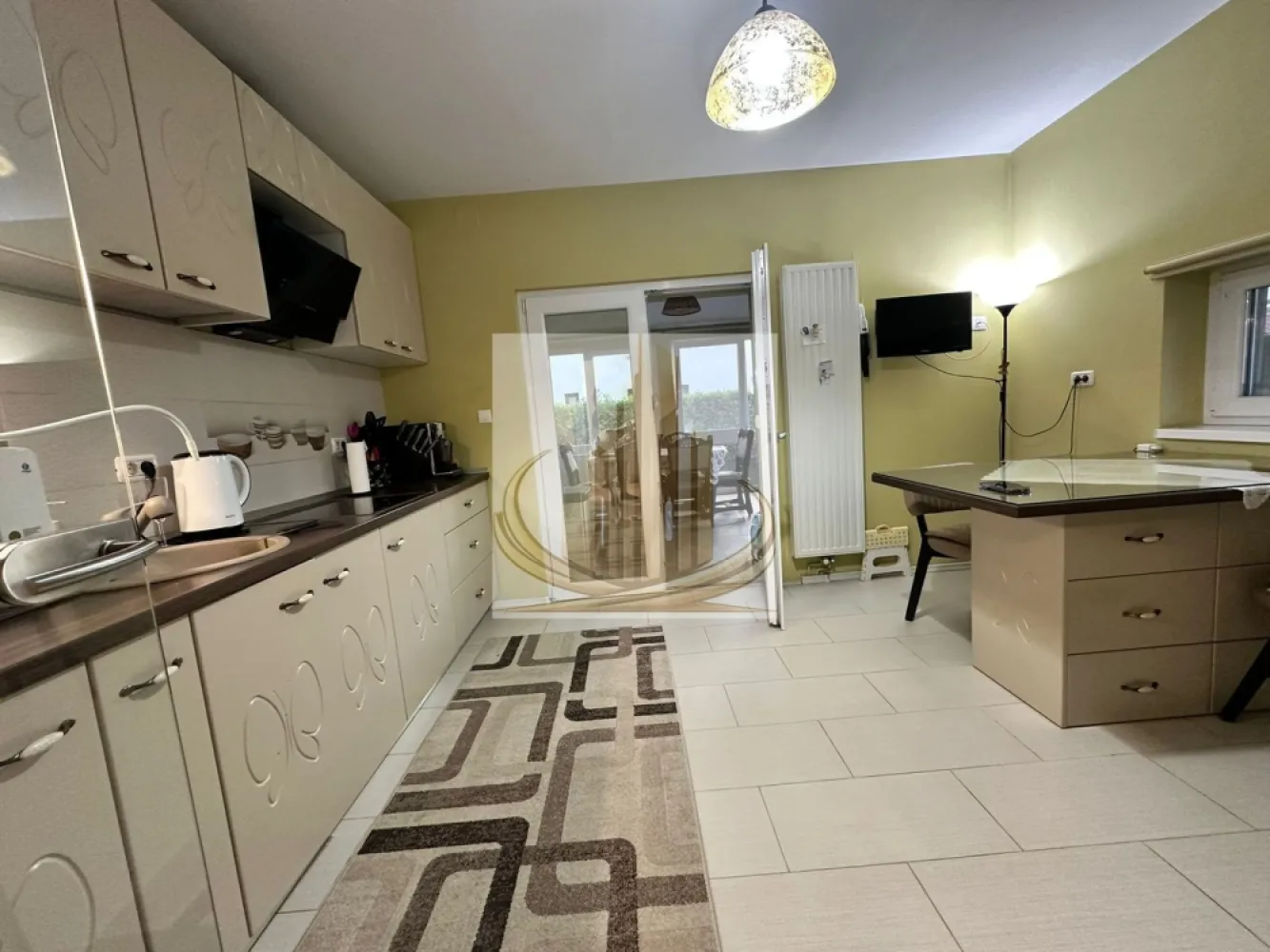 Casă premium cu panouri solare, stație EV, anexă locuibilă și grădină - Grand Mobilis Imobiliare vă prezintă spre vânzare o proprietate remarcabilă, situată pe Strada Jiului — o reședință care îmbină eleganța, funcționalitatea și tehnologia modernă într-un cadru generos și intim.

📐 Suprafață utilă: 144 mp
🌳 Teren: 555 mp
🏡 Regim de înălțime: Parter + mansardă

Arhitectură interioară – echilibru și rafinament

Parterul este conceput ca un spațiu al socializării și al confortului:
– living amplu, scăldat în lumină naturală
– zonă de dining cu deschidere către terasă
– bucătărie închisă, eficient compartimentată
– birou
– baie și cameră tehnică

Etajul oferă intimitate și relaxare:
– 3 dormitoare luminoase
– dormitor matrimonial cu dressing dedicat
– baie spațioasă cu jacuzzi și bidet
– acces către terasă din două dormitoare

Exterior – natură organizată inteligent

Terenul de 555 mp este gândit ca un mic ecosistem privat:
– grădină amenajată cu sistem automat de irigații
– foraj de mică adâncime pentru irigații
– terasă de grădină
– construcție anexă independentă (living open space + bucătărie + baie) 60 mp

Tehnologie & confort contemporan

– panouri solare (putere instalată 7.5 kW)
– stație de încărcare pentru autoturisme electrice
– centrală termică pe gaz + radiatoare
– tâmplărie PVC cu geam tripan
– rulouri exterioare + plase de insecte
– poartă automatizată

Parcare generoasă

– carport pentru 3 autoturisme
– încă 3 locuri de parcare în fața proprietății

Un avantaj esențial

Proprietatea se vinde complet mobilată și utilată, fiind pregătită pentru mutare imediată — fără compromisuri, fără investiții suplimentare, doar confort de la prima zi.

O locuință care nu doar impresionează prin dotări, ci oferă un stil de viață coerent — unde fiecare detaliu este deja pus la punct.

📞 Pentru informații suplimentare și programarea unei vizionări, vă stăm la dispoziție.

TUR VIRTUAL 360 DISPONIBIL LA CERERE
ID Intern CP3069367